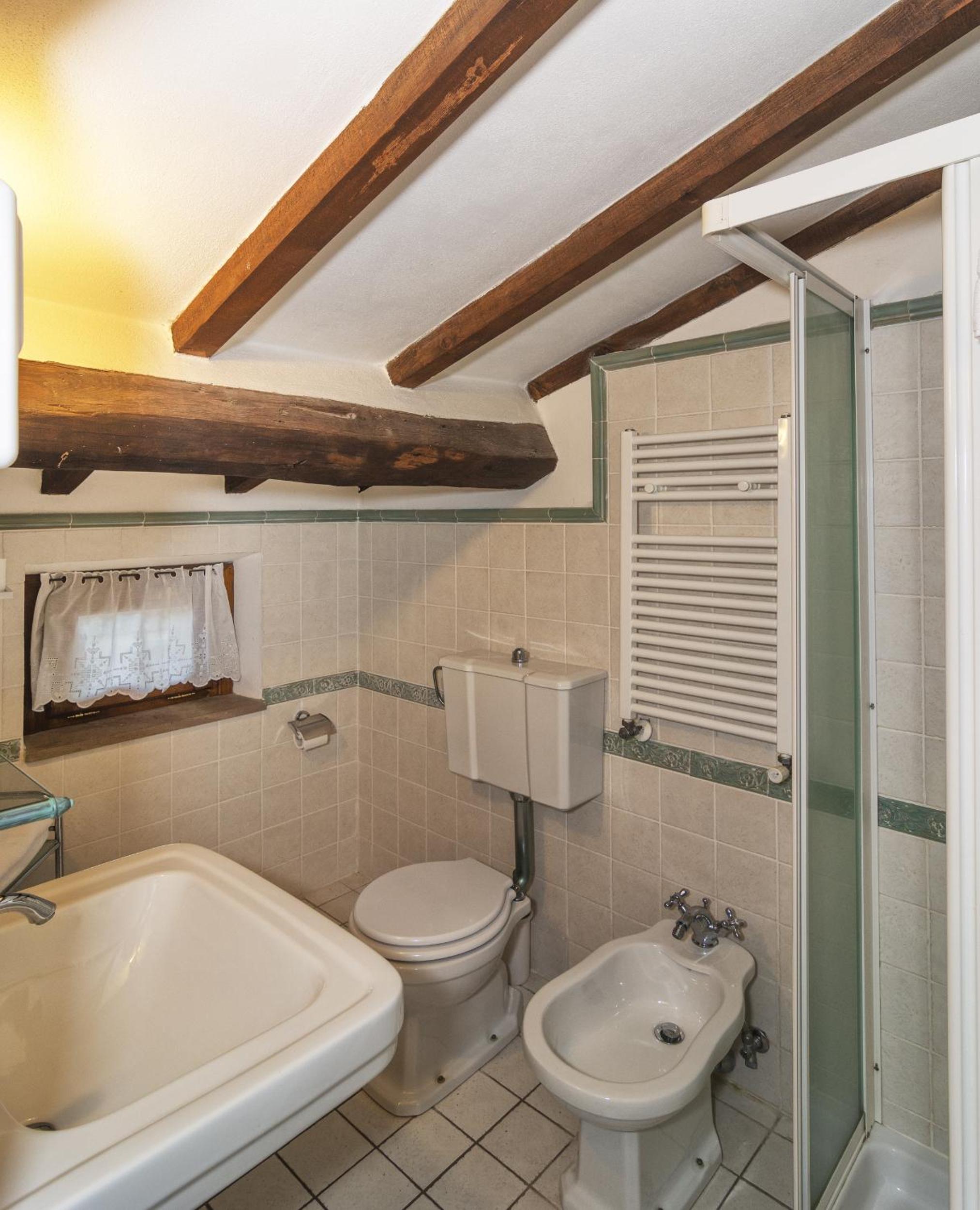 Standard Double Room - Photo 9