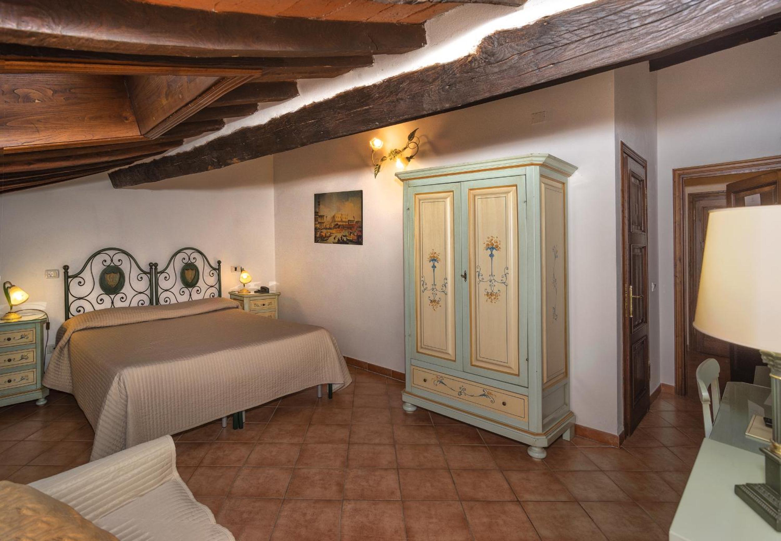 Classic Double or Twin Room - Photo 11