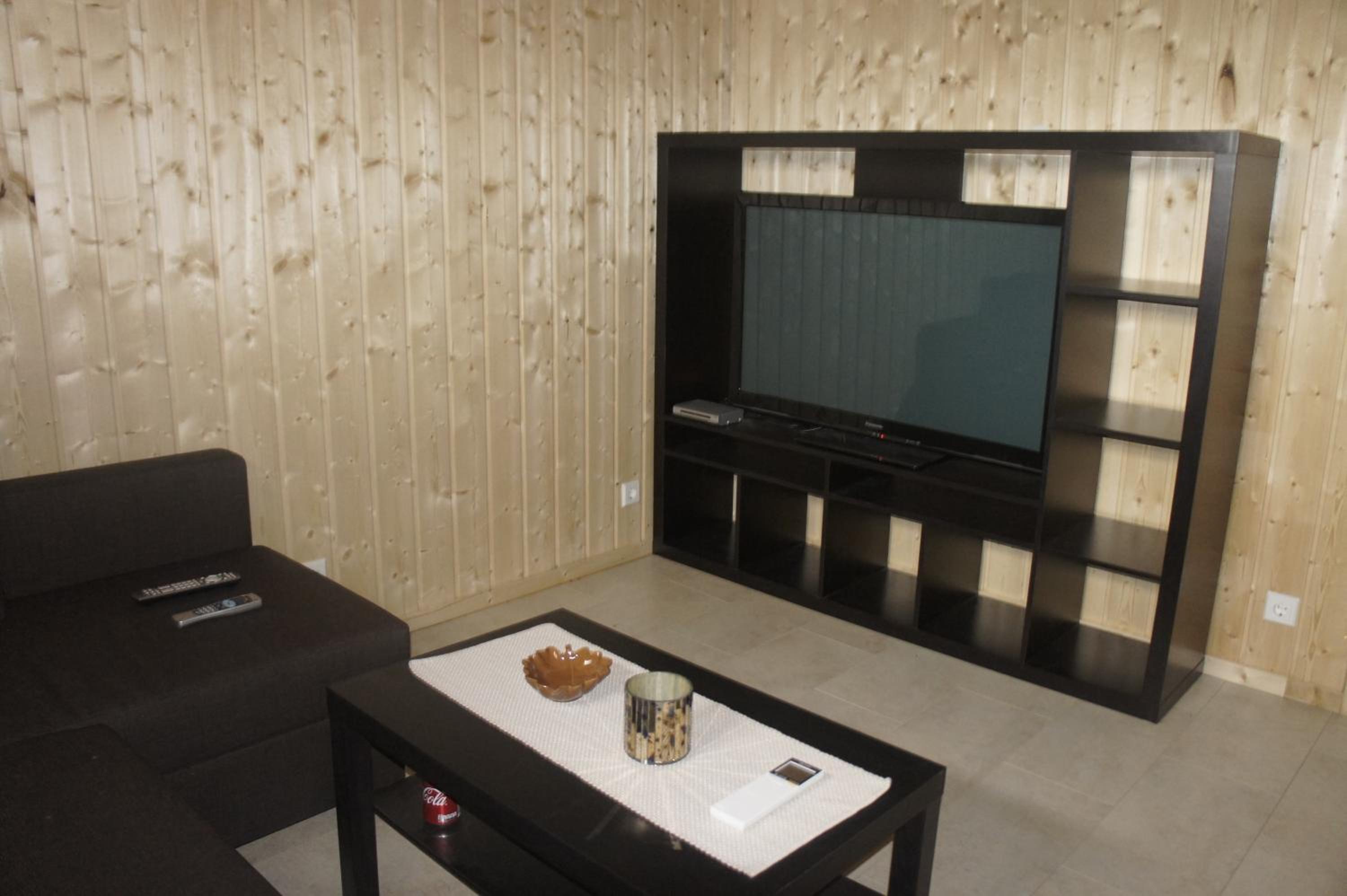 Five-Bedroom House photo 1