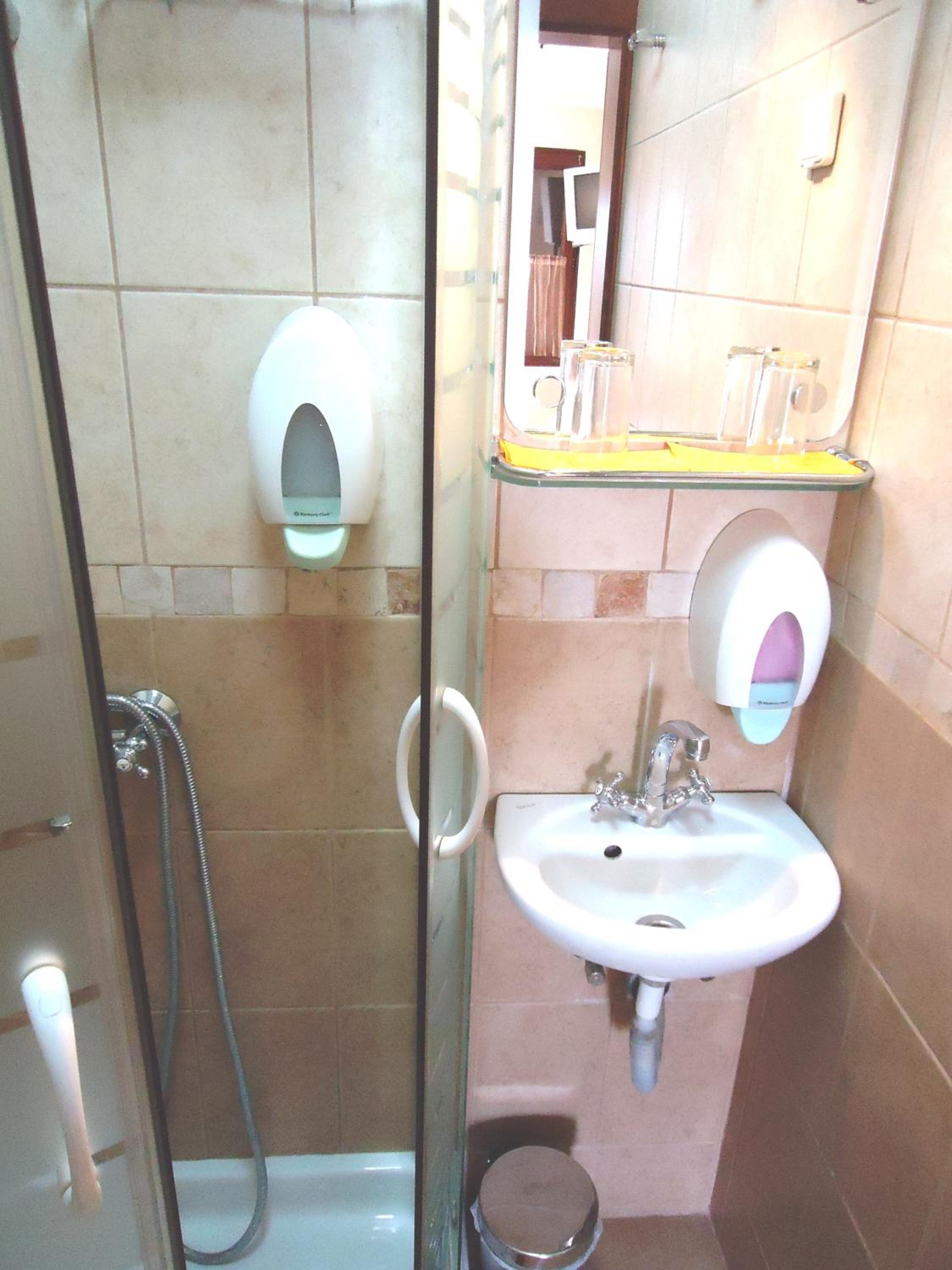 Standard Twin Room - Photo 5