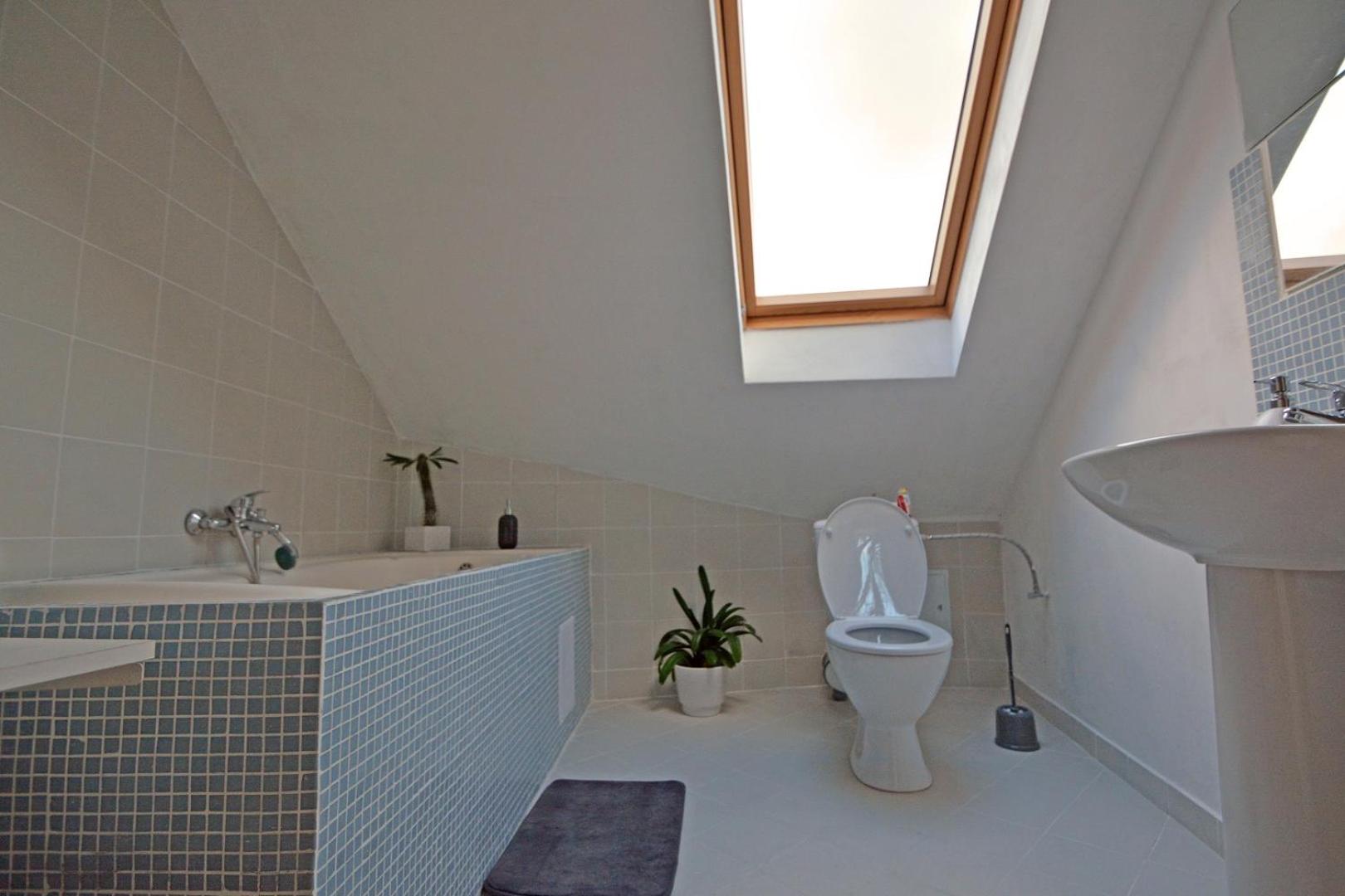 Double Room with Private Bathroom - Photo 3