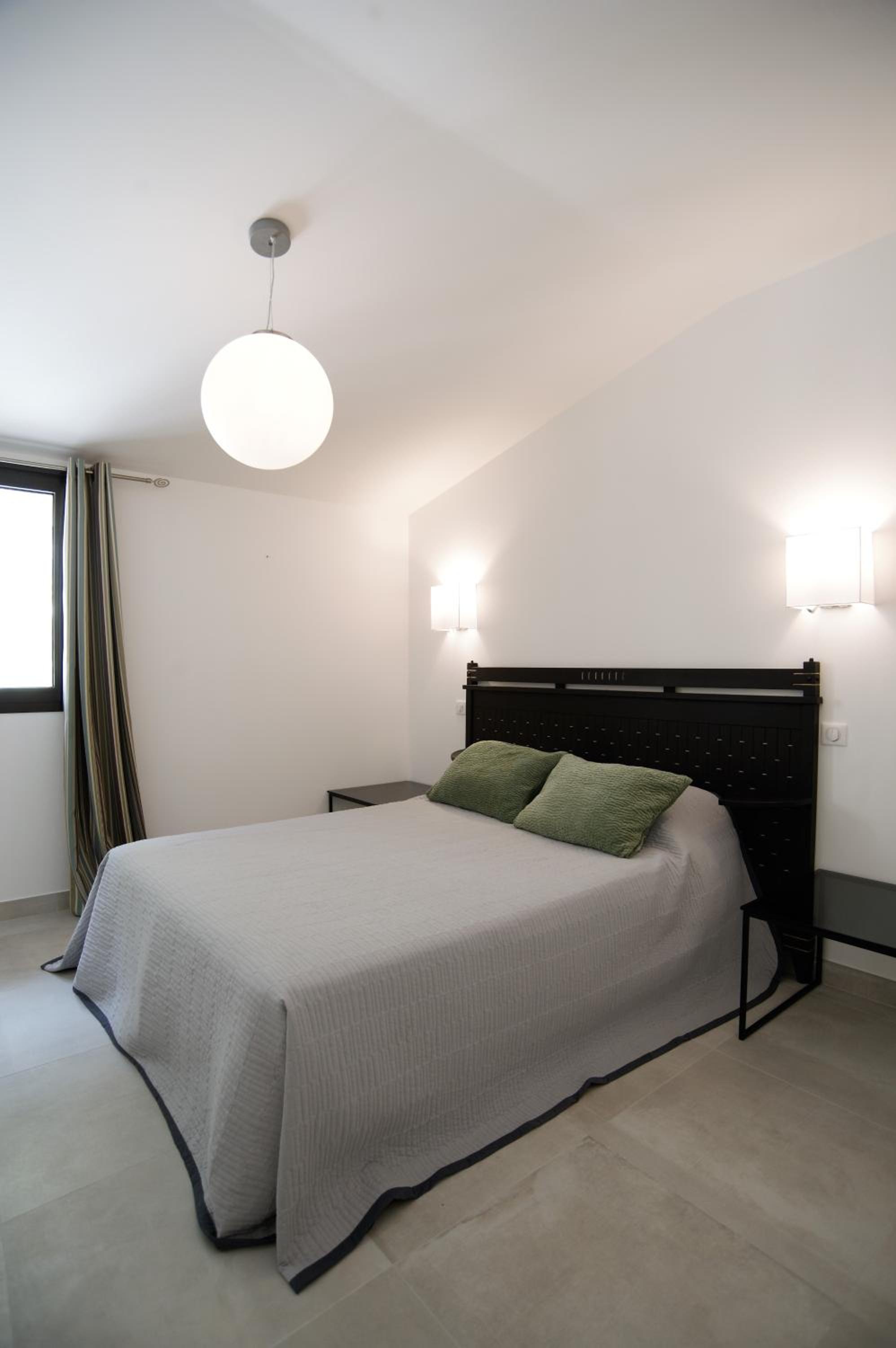 One-Bedroom Apartment - Photo 2