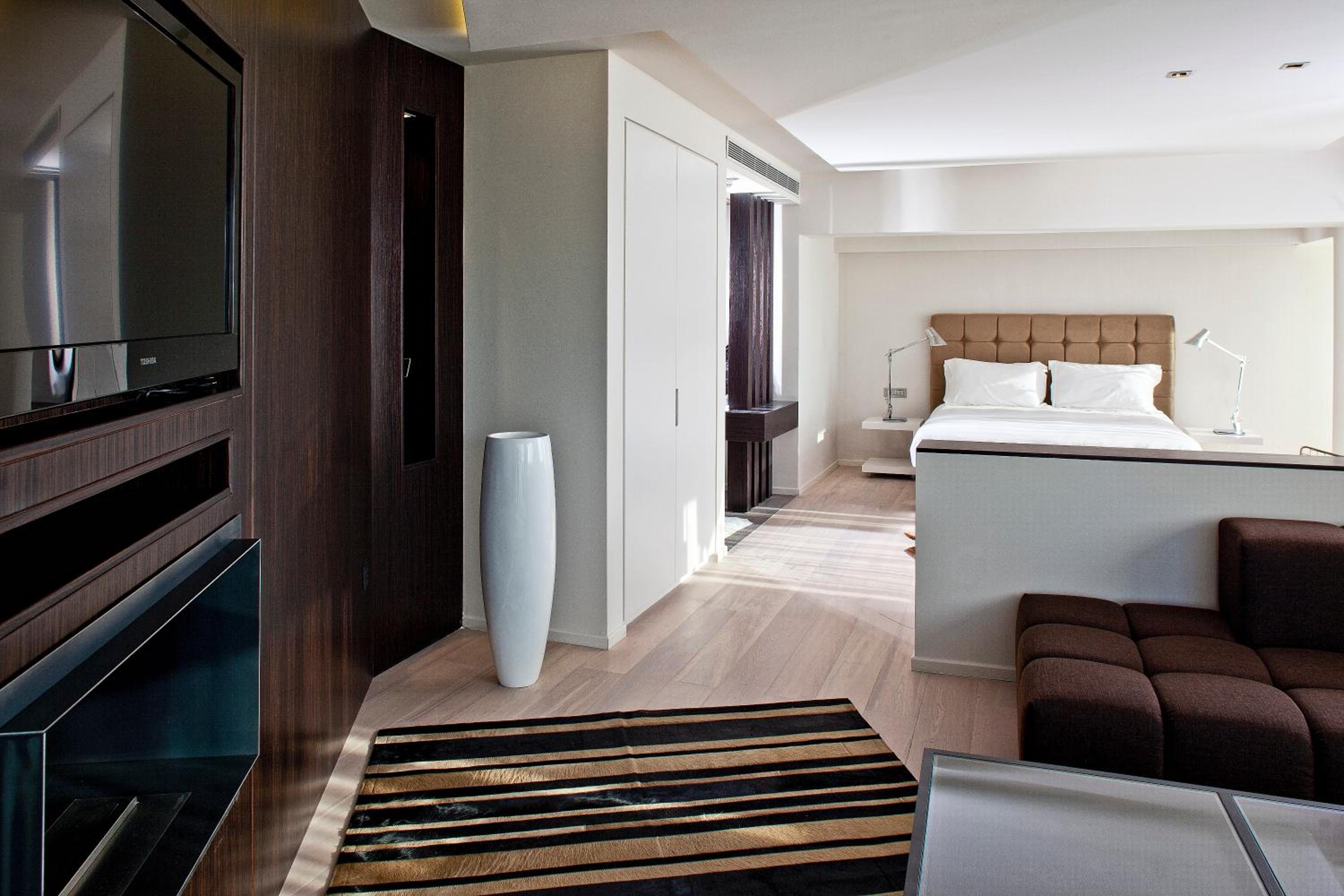Deluxe Suite with Sea View - Photo 6
