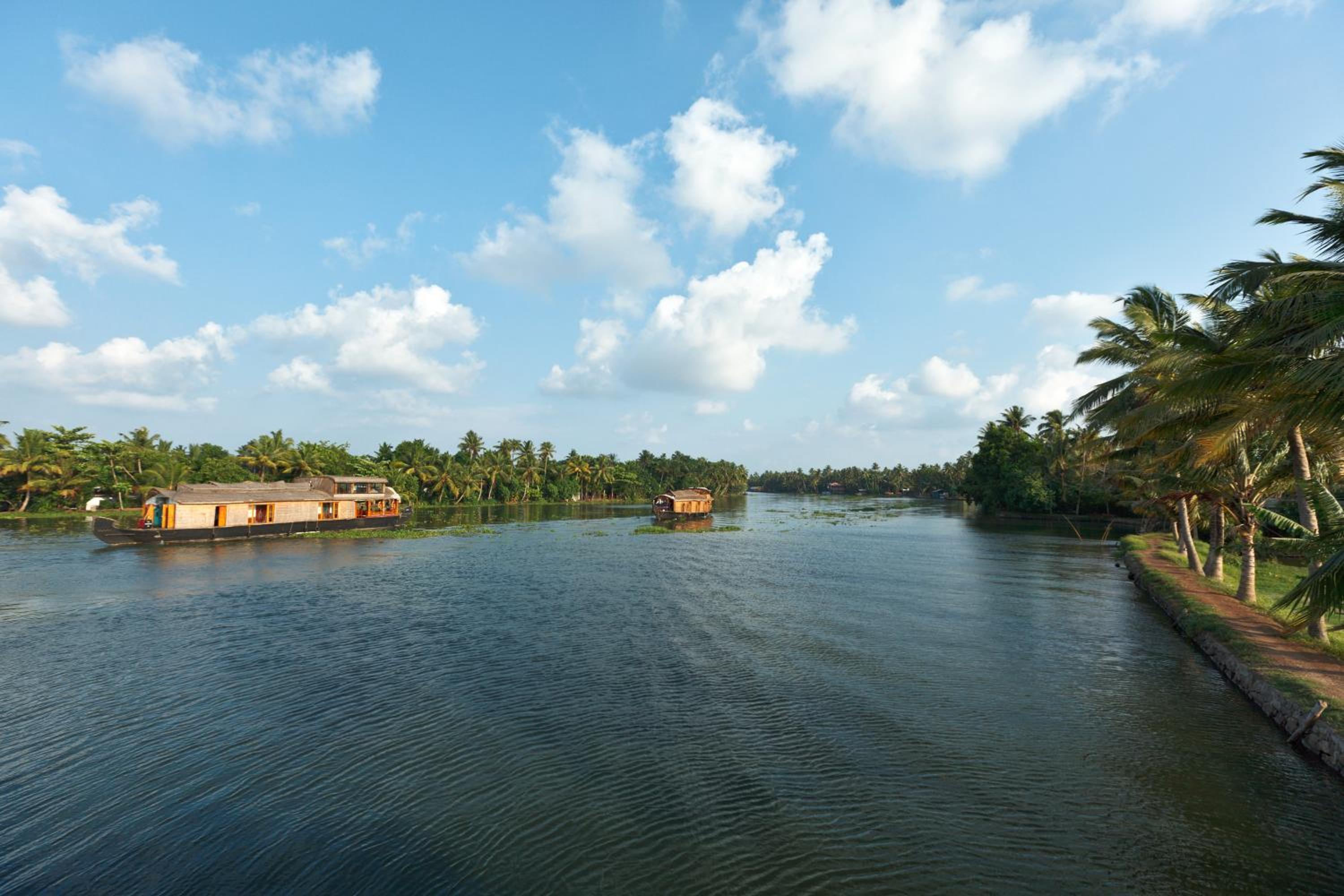 Four-Bedroom Houseboat - Photo 6