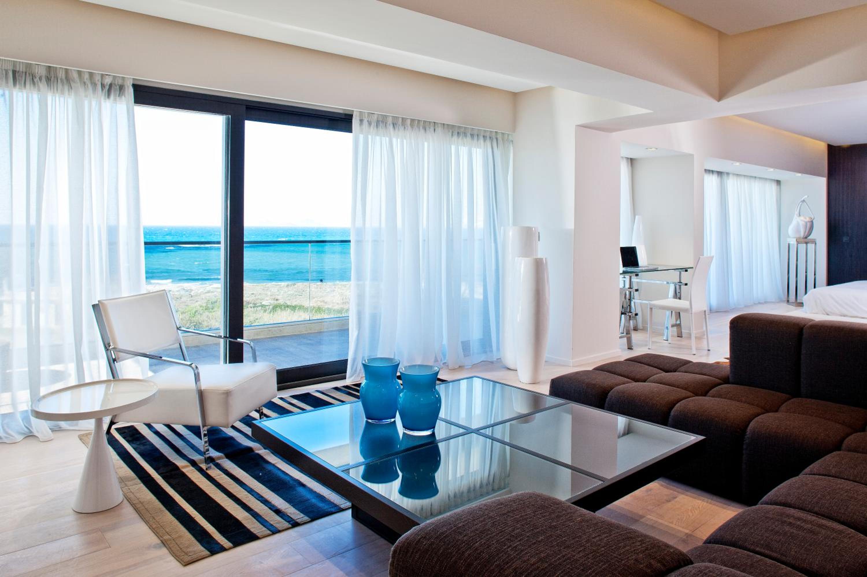 Deluxe Suite with Sea View - Photo 2