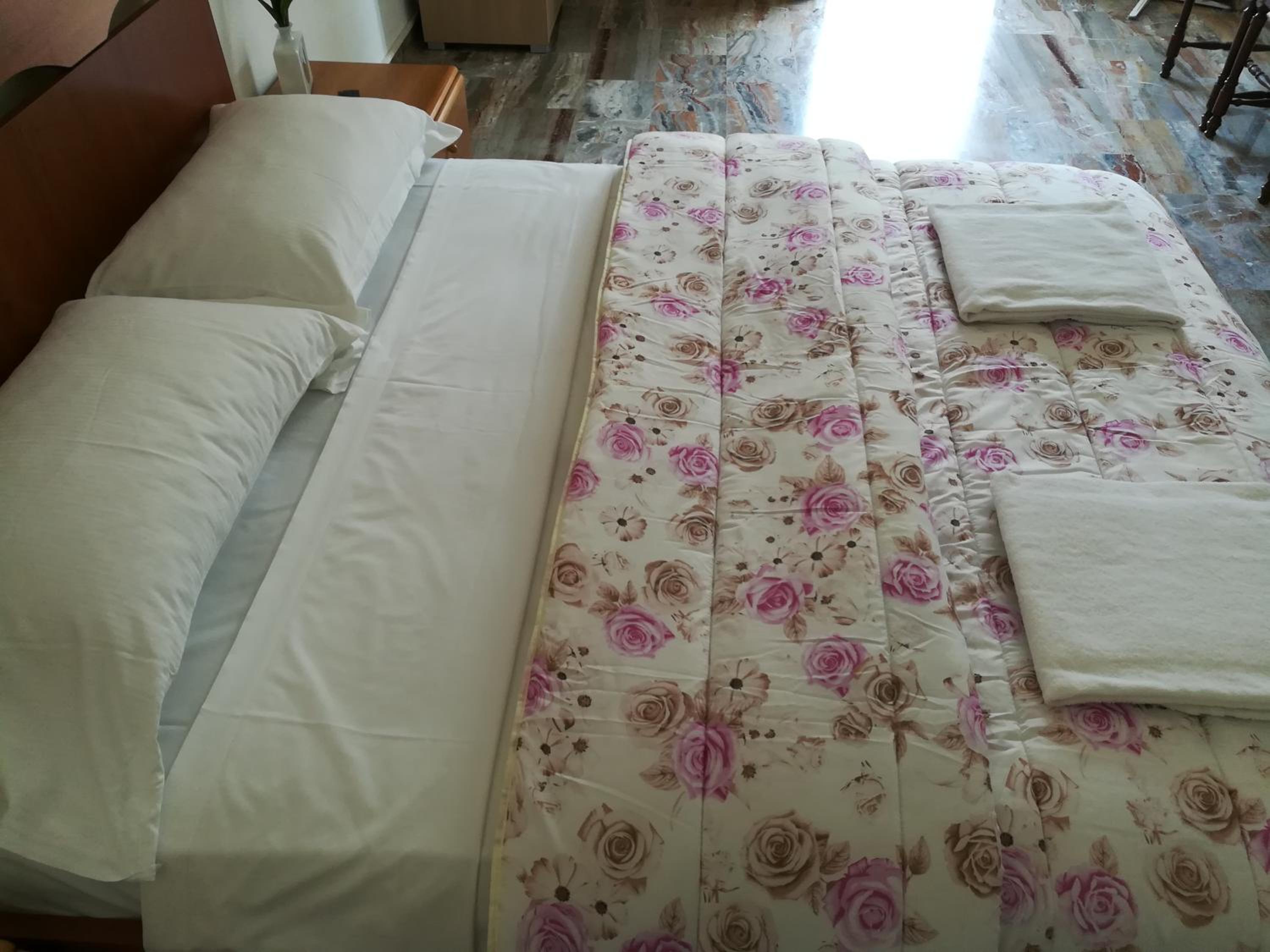 Double Room with Shared Bathroom photo 2