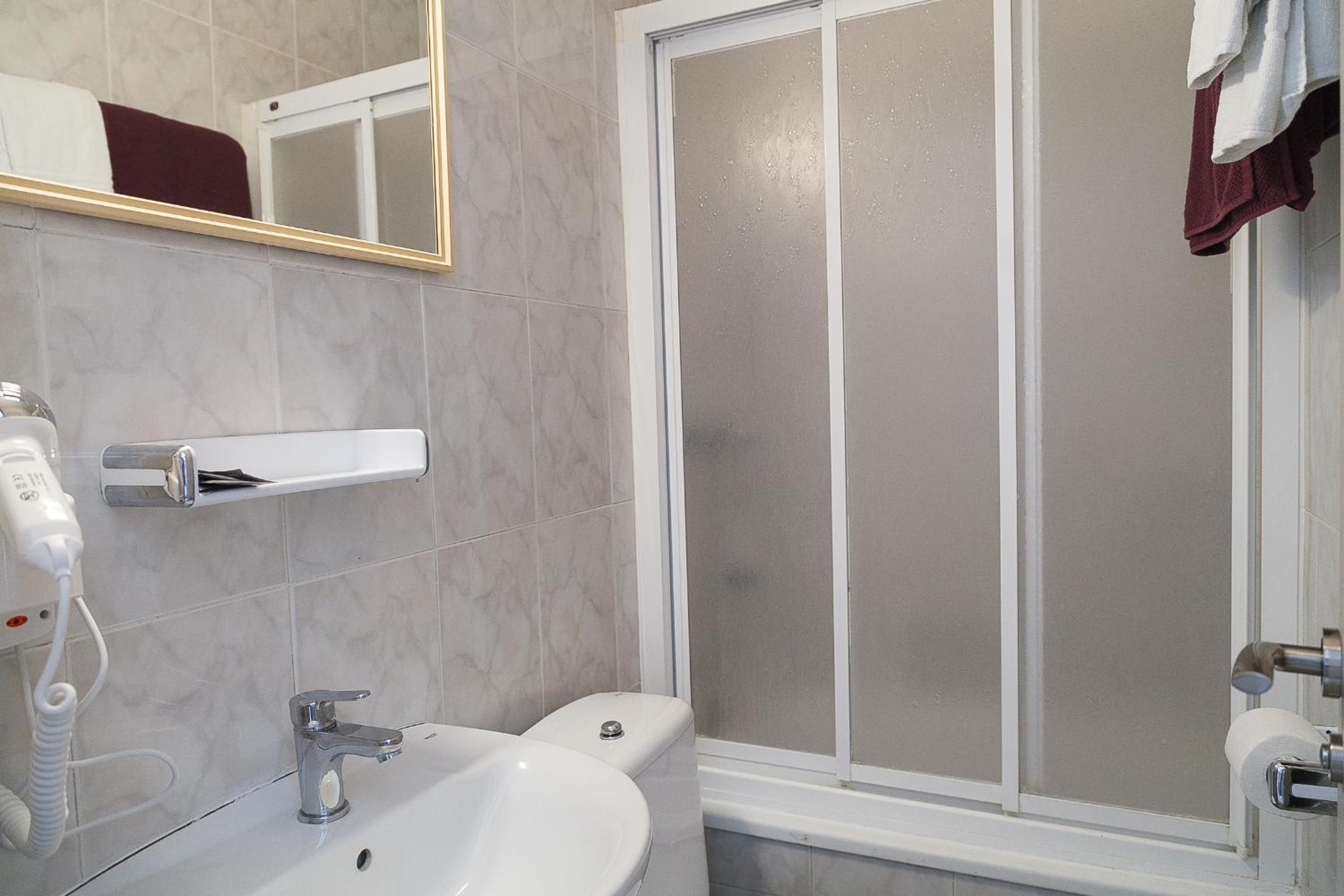 Classic Quadruple Room - Photo 7