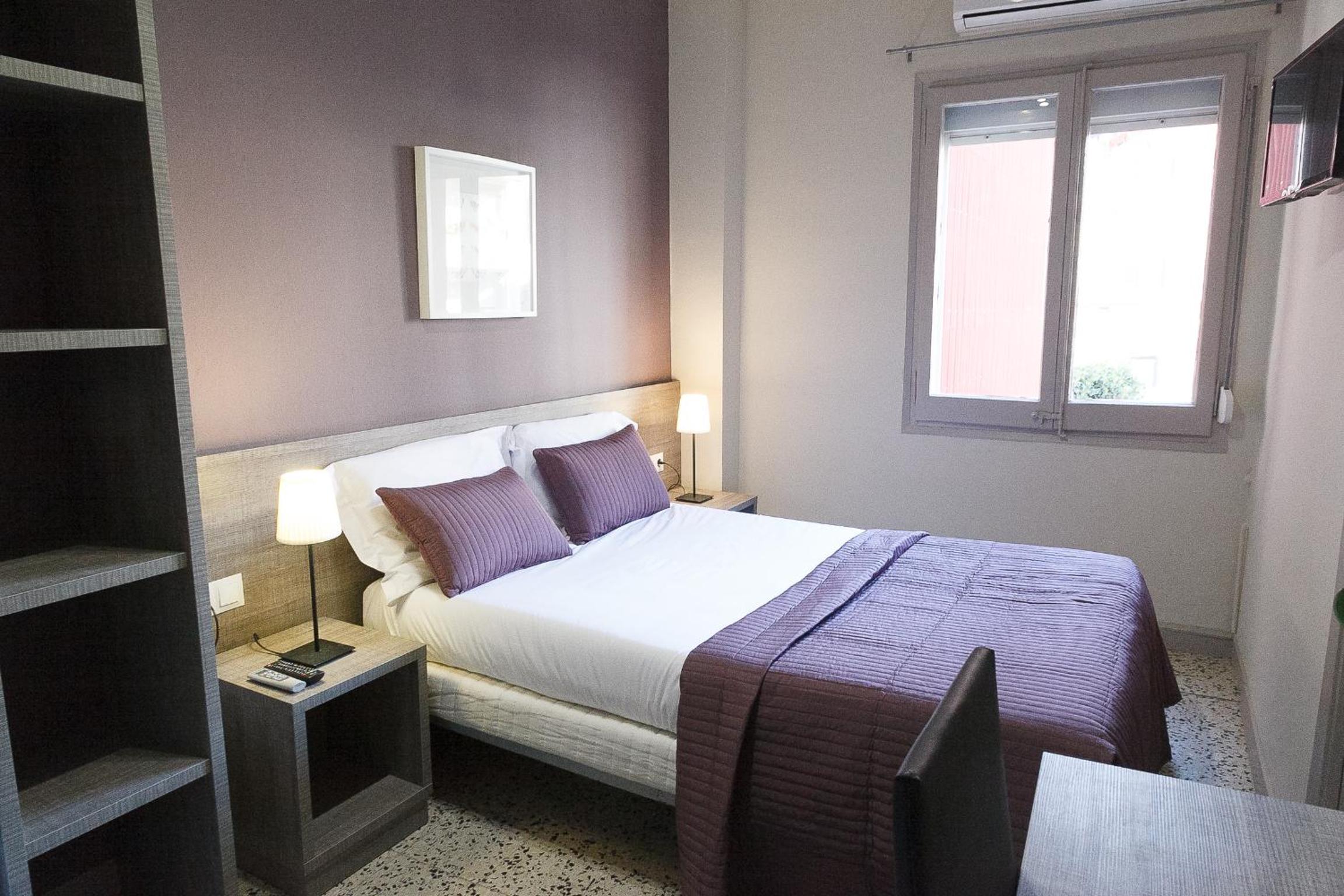 Twin Room with Private Bathroom - Photo 10