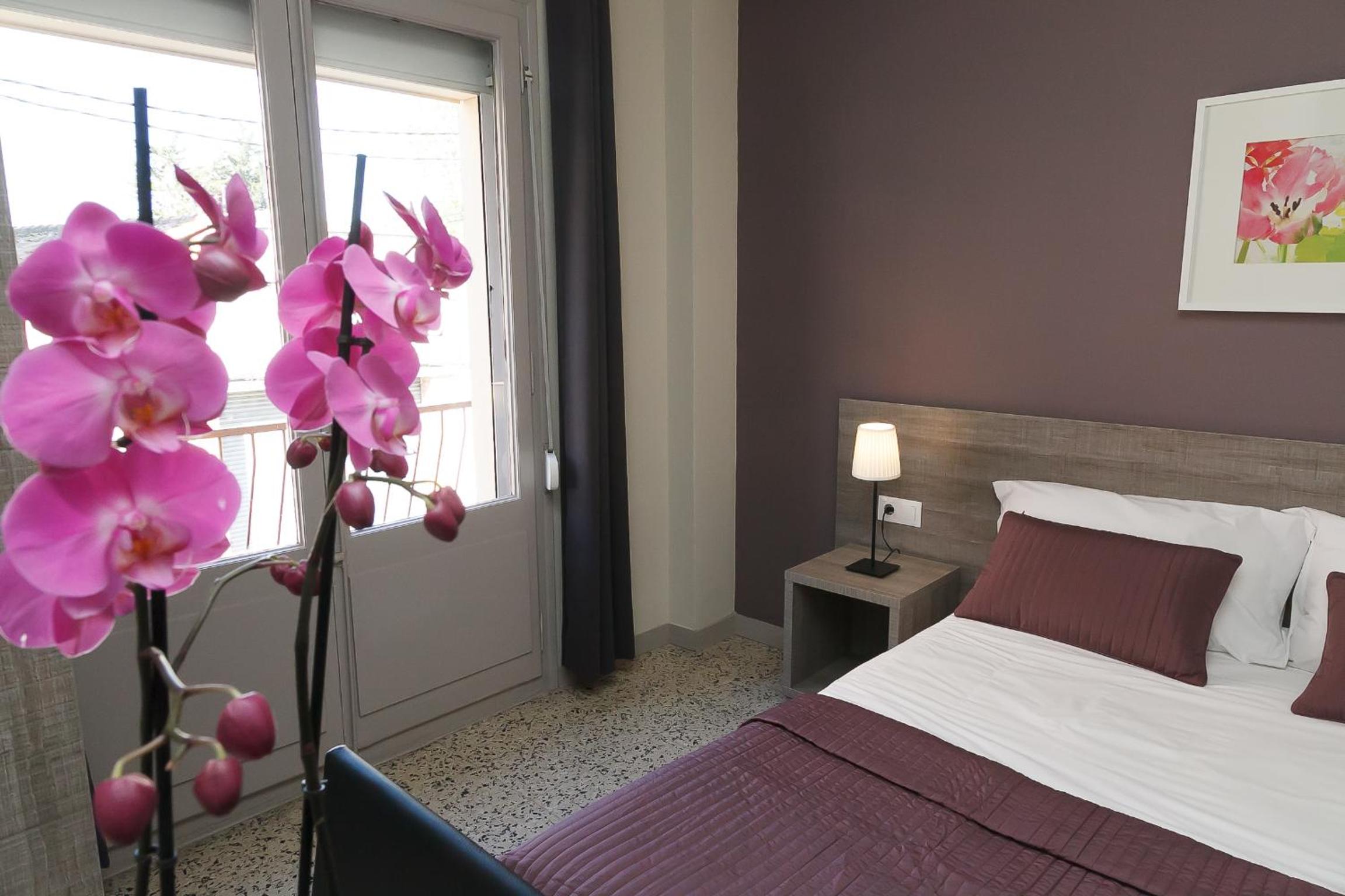 	Standard Double Room with Private Bathroom - Photo 3