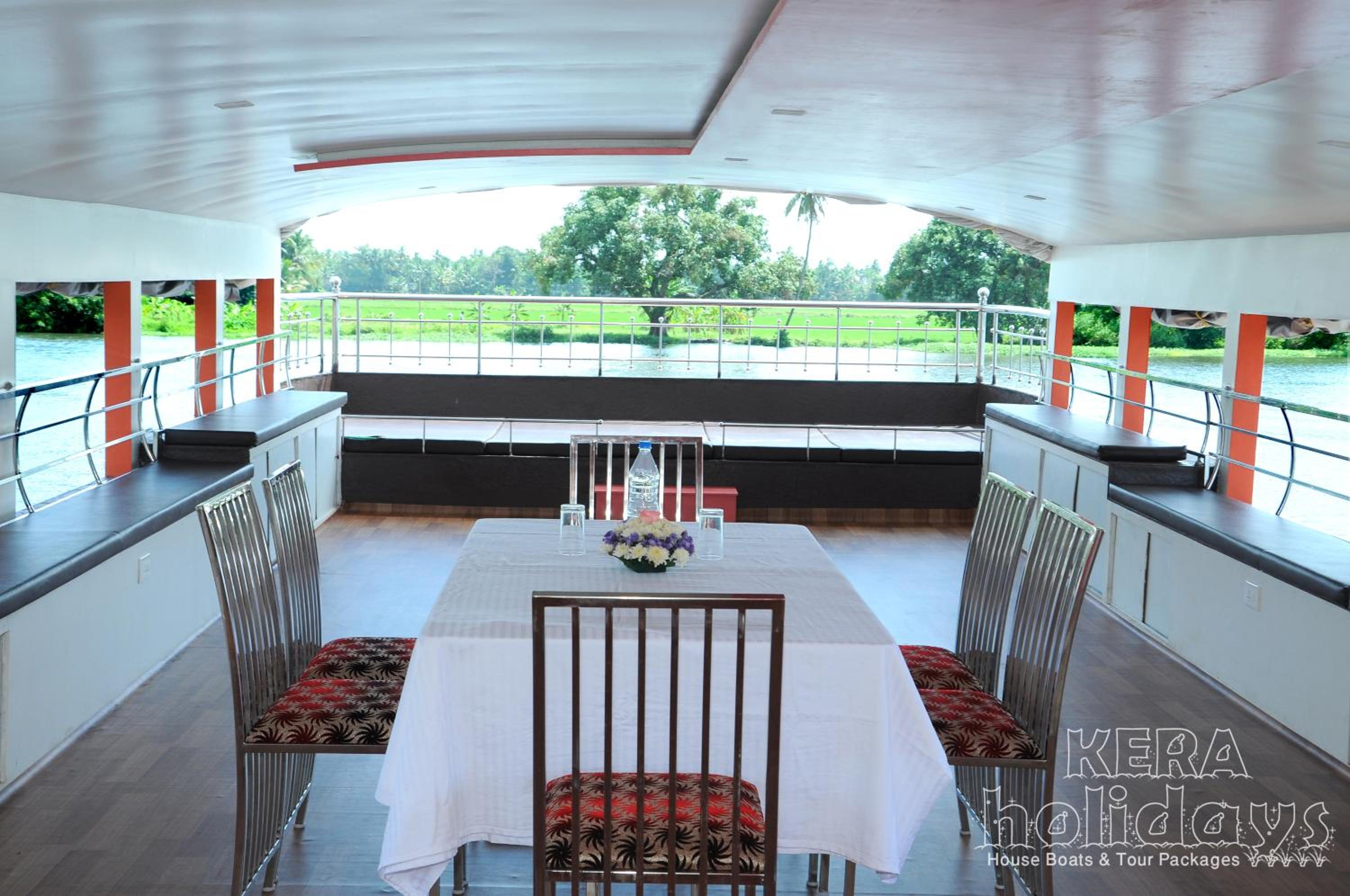 Four-Bedroom Houseboat - Photo 42