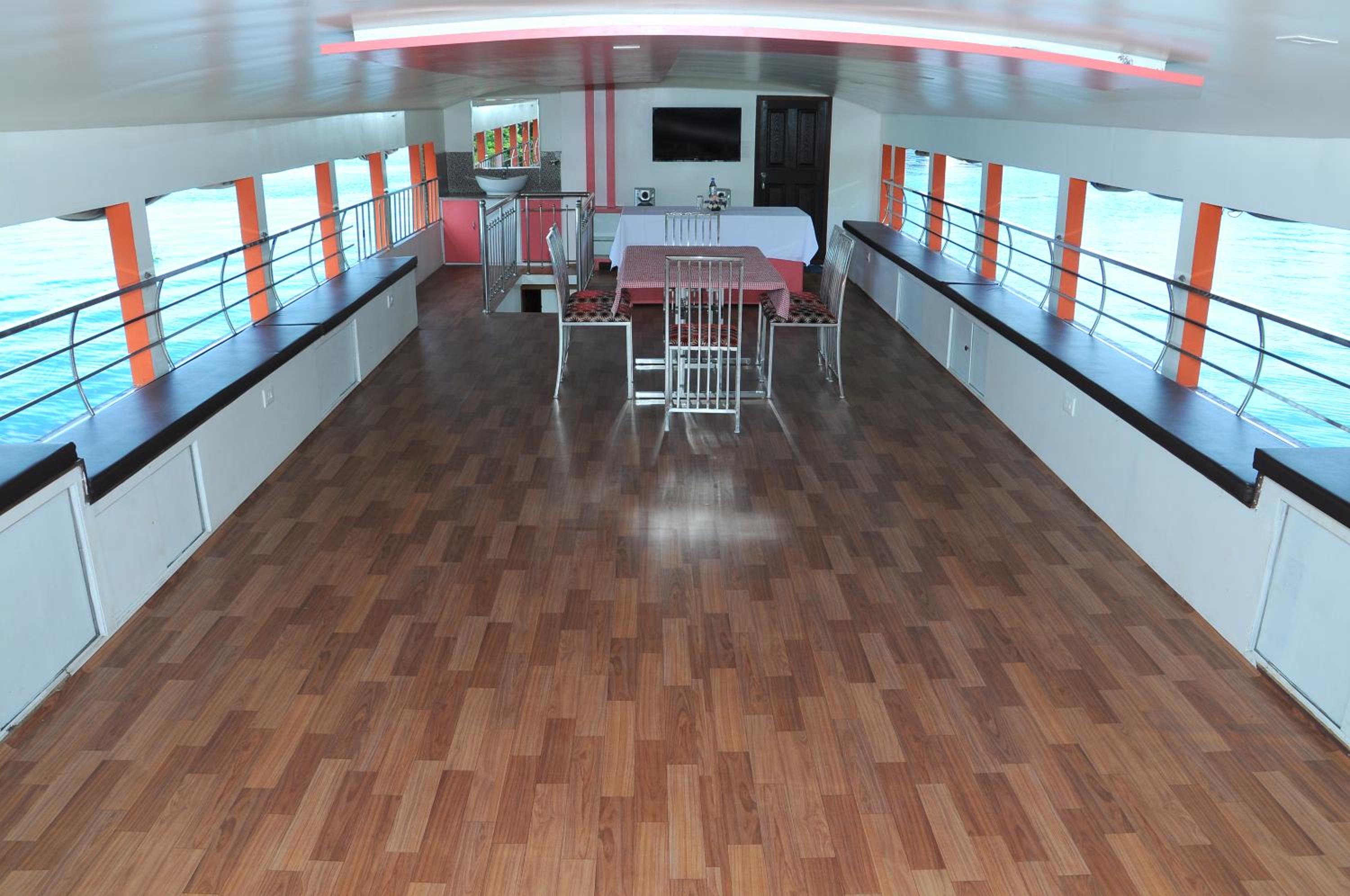 Four-Bedroom Houseboat - Photo 41