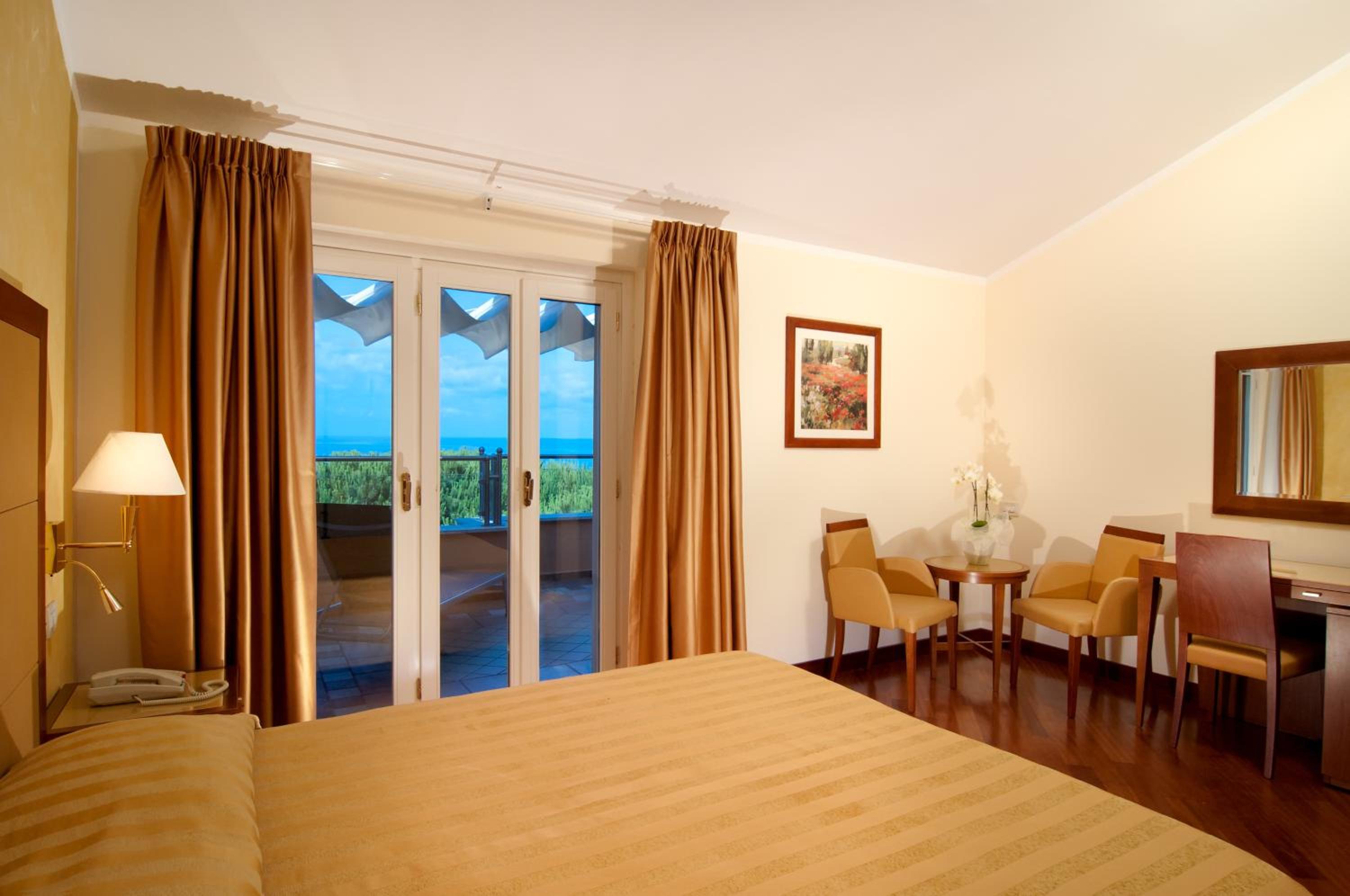 Family Room with Terrace and Sea View