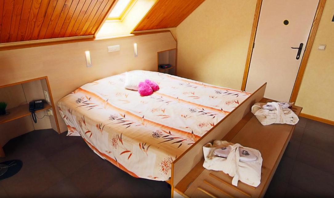 Double Room with Spa Bath photo 2