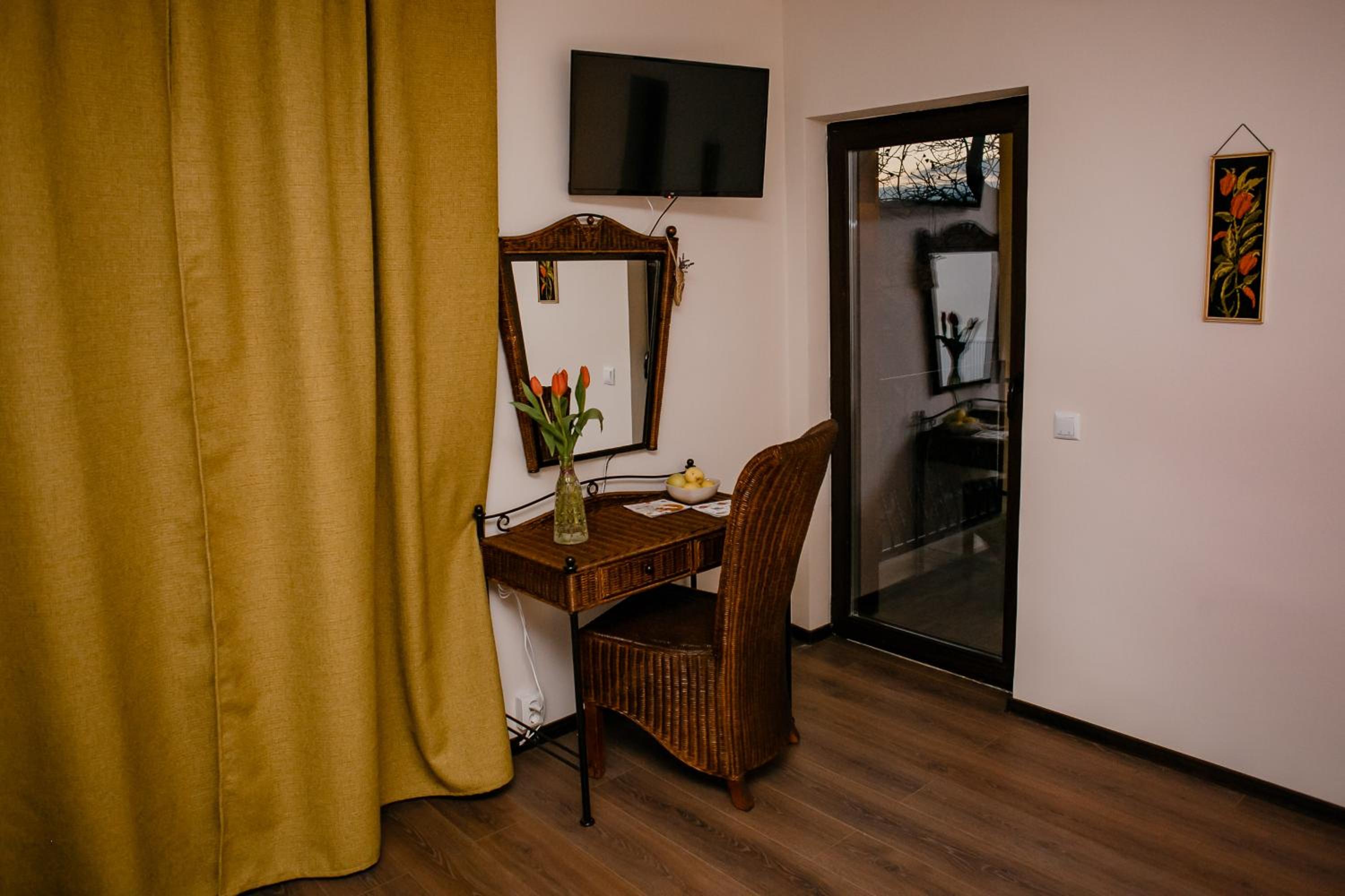 Deluxe Double Room with Balcony - Photo 7