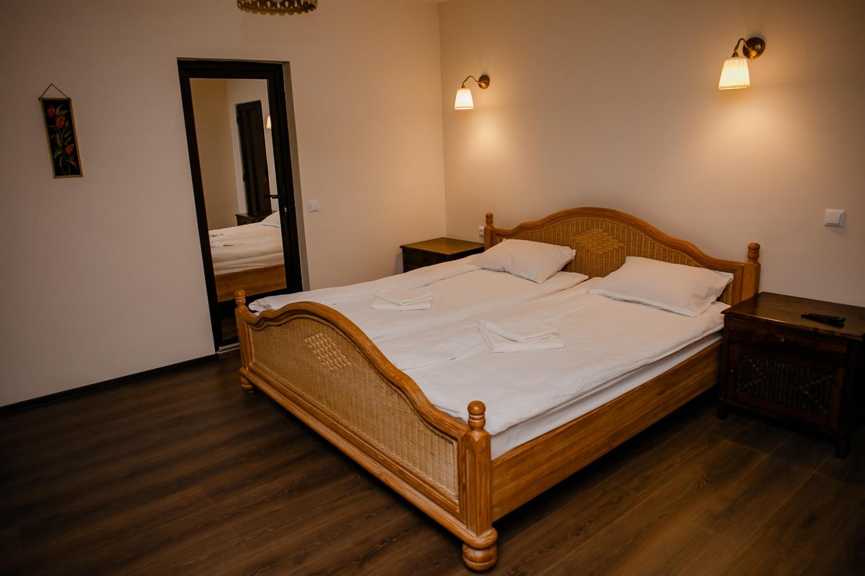 Deluxe Double Room with Balcony - Photo 8