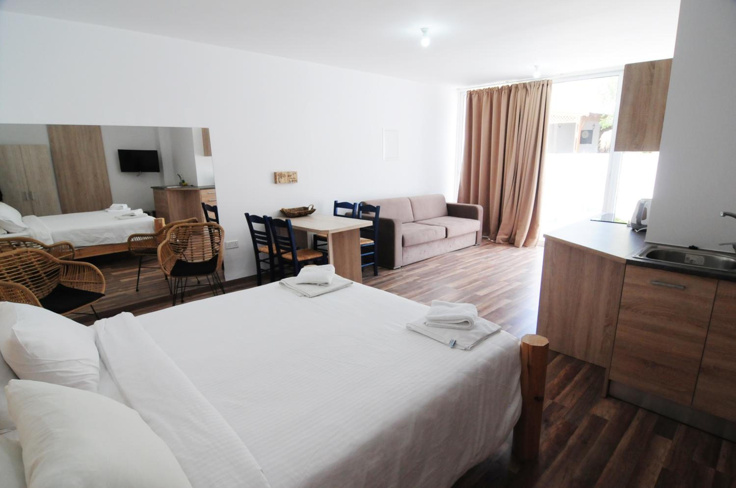 Deluxe Double Room (2 Adults + 1 Child) photo 2