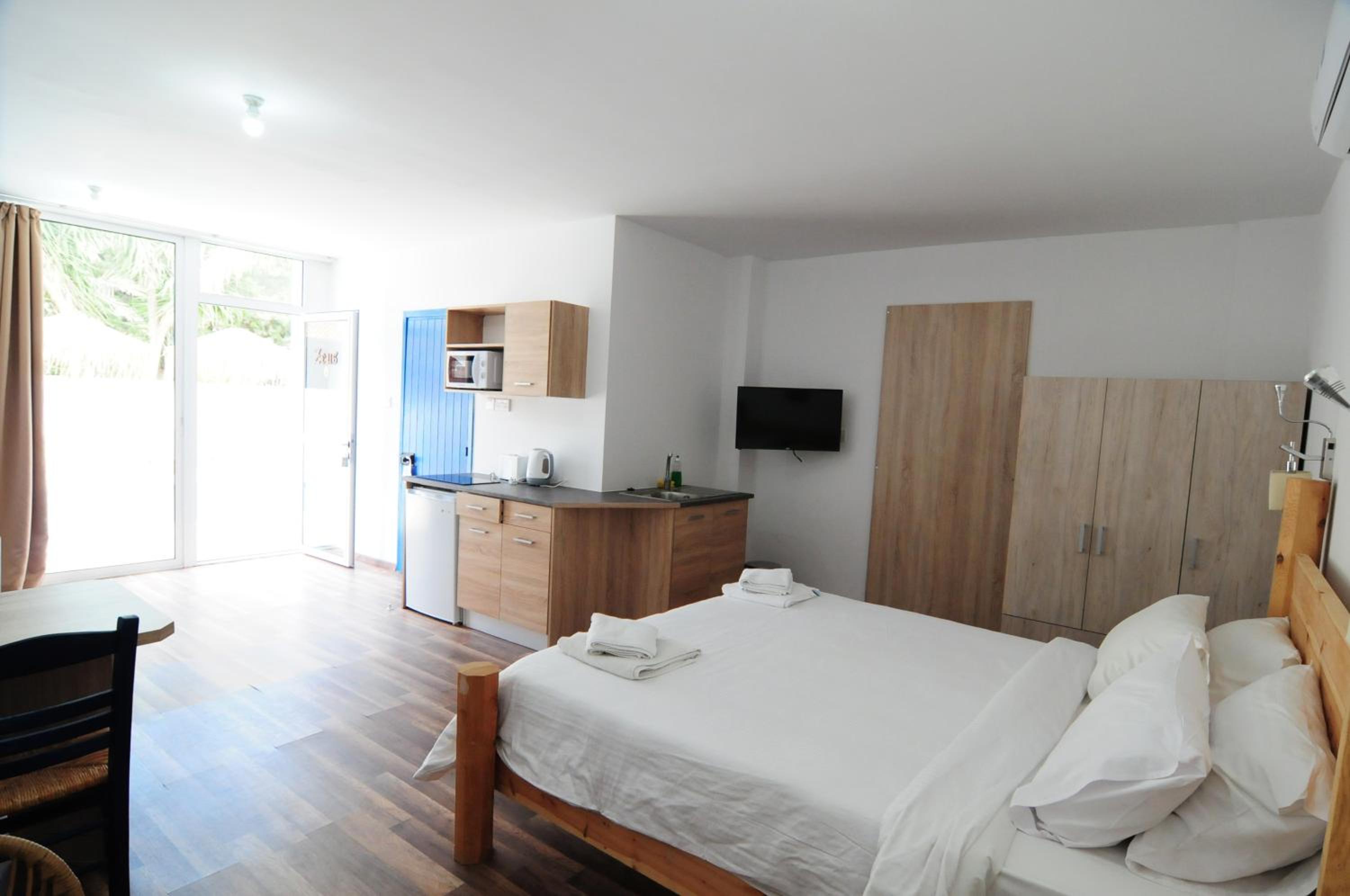 Deluxe Double Room (2 Adults + 1 Child) photo 3