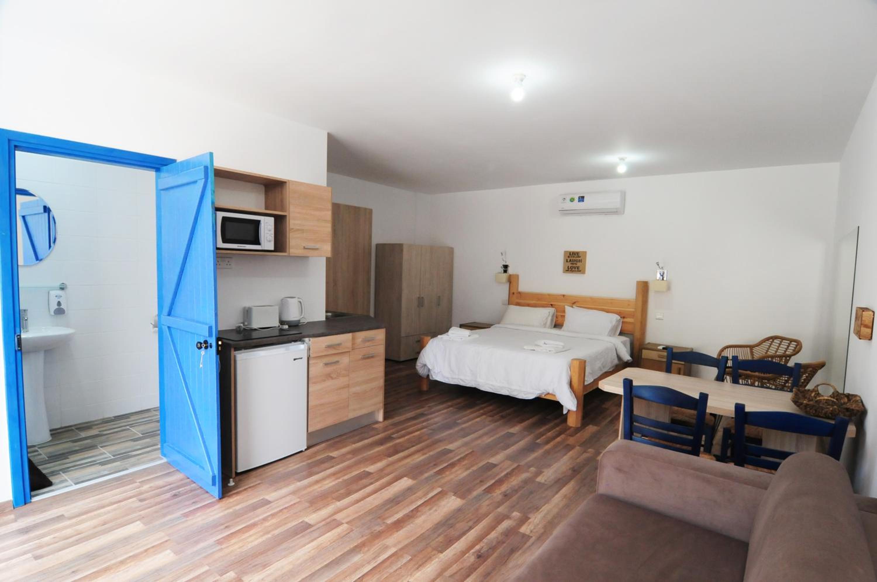 Deluxe Double Room (2 Adults + 1 Child) photo 1