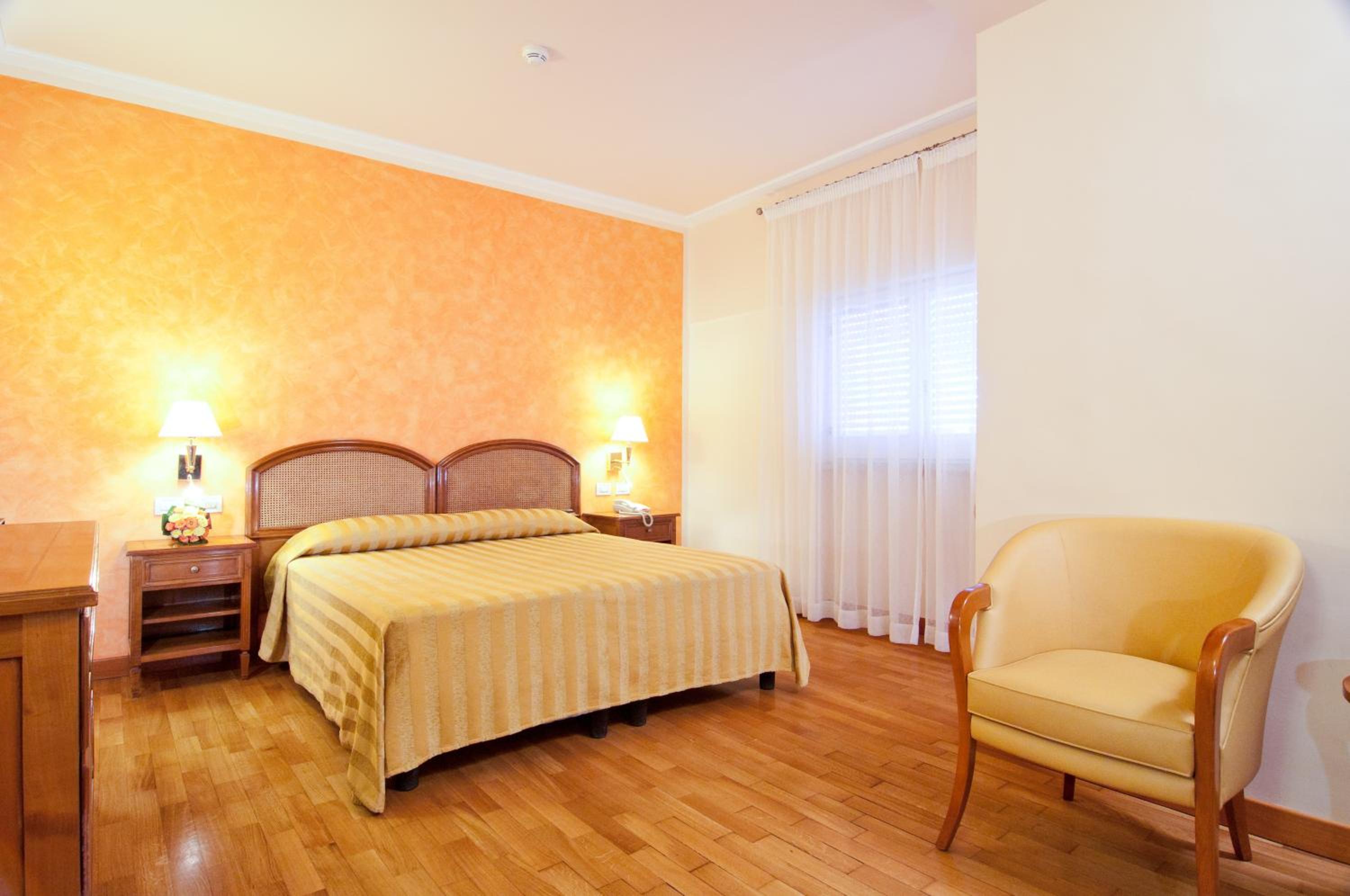 Superior Double Room with Balcony - Photo 2