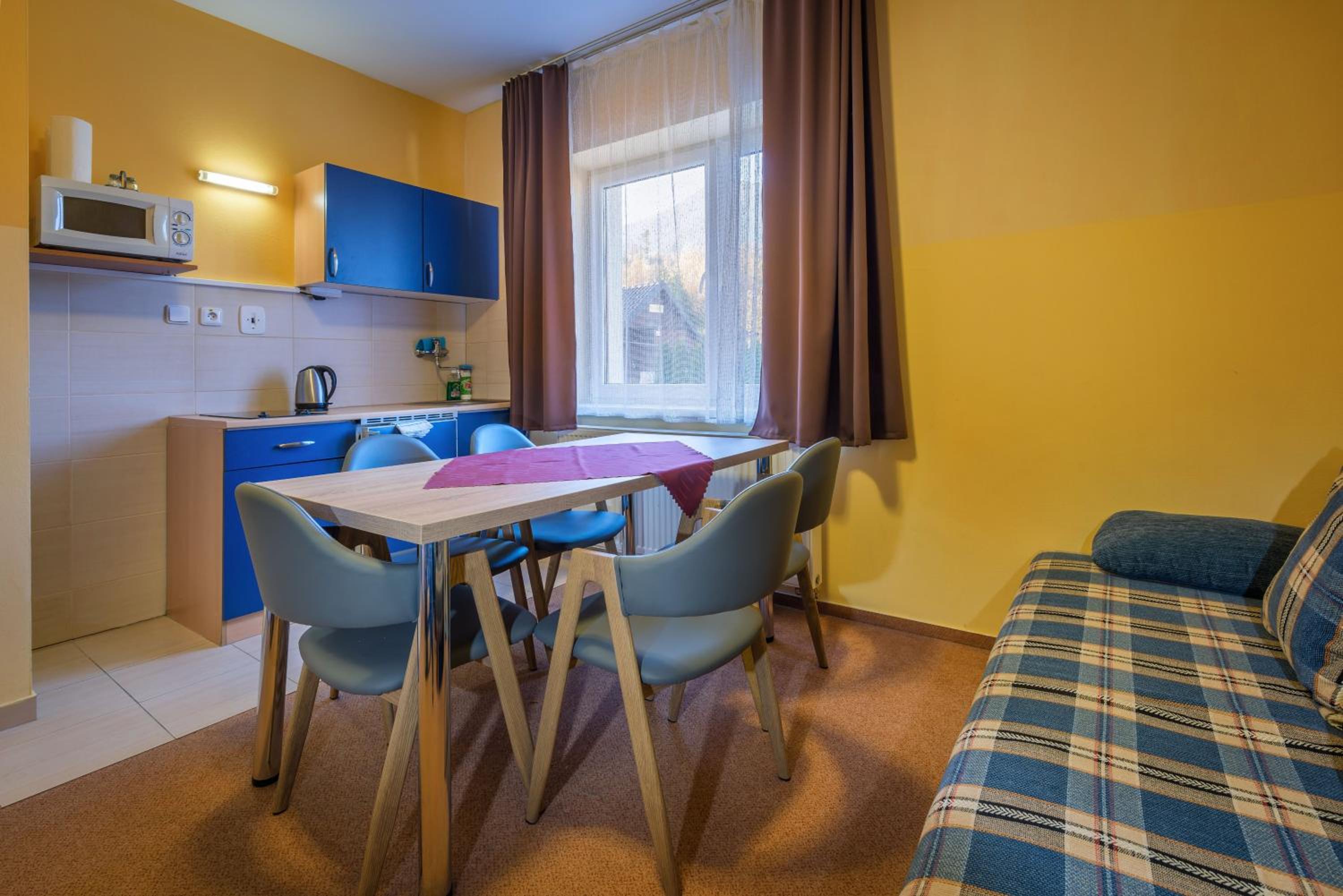 Apartment with Mountain View - Photo 2