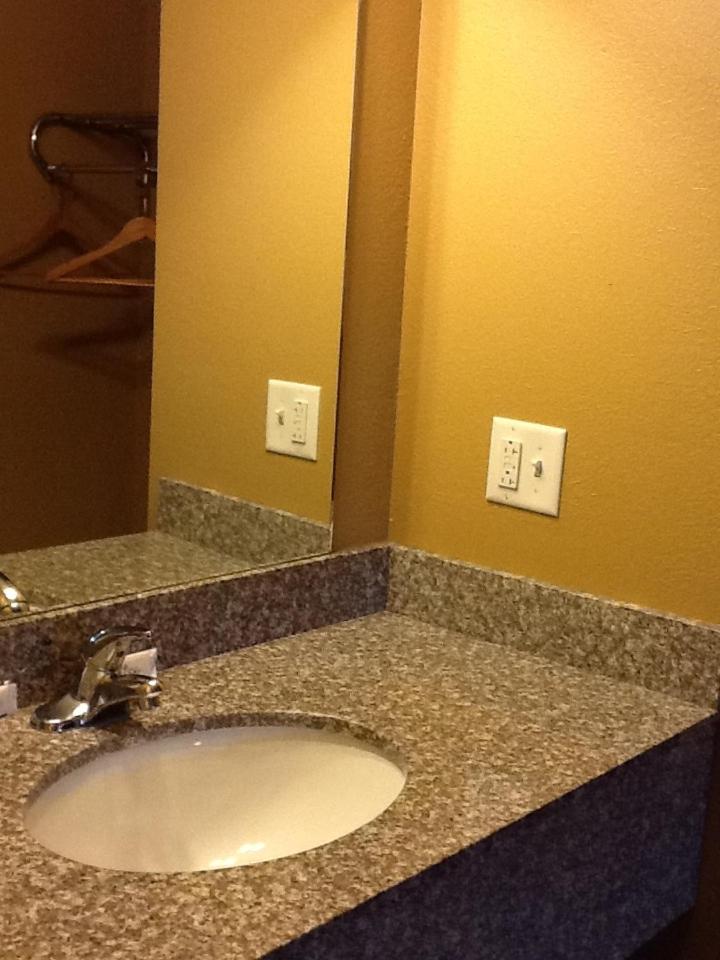 Queen Room with Two Queen Beds - Non-Smoking - Photo 7