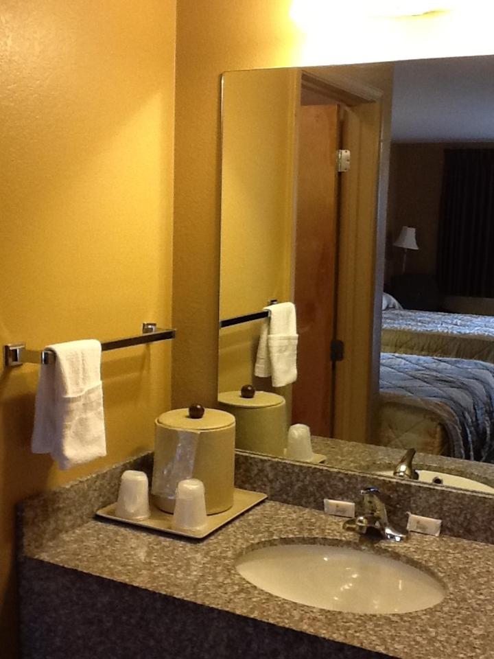 Queen Room with Two Queen Beds - Non-Smoking - Photo 5