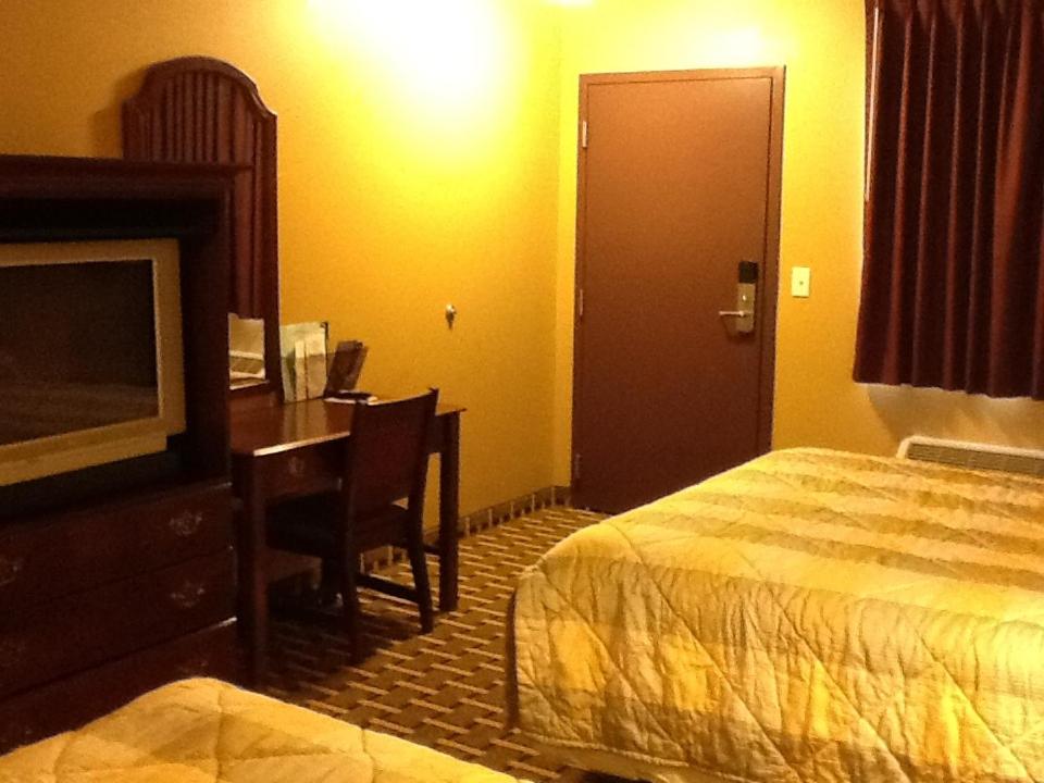 Queen Room with Two Queen Beds - Non-Smoking - Photo 4