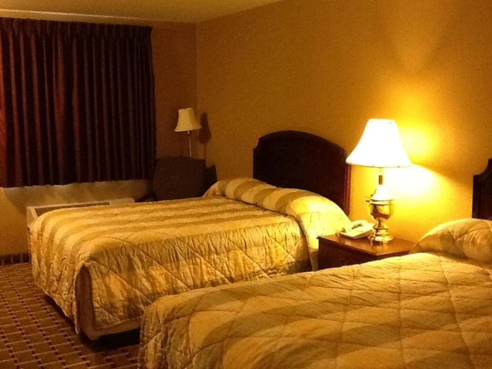 Queen Room with Two Queen Beds - Non-Smoking - Photo 1