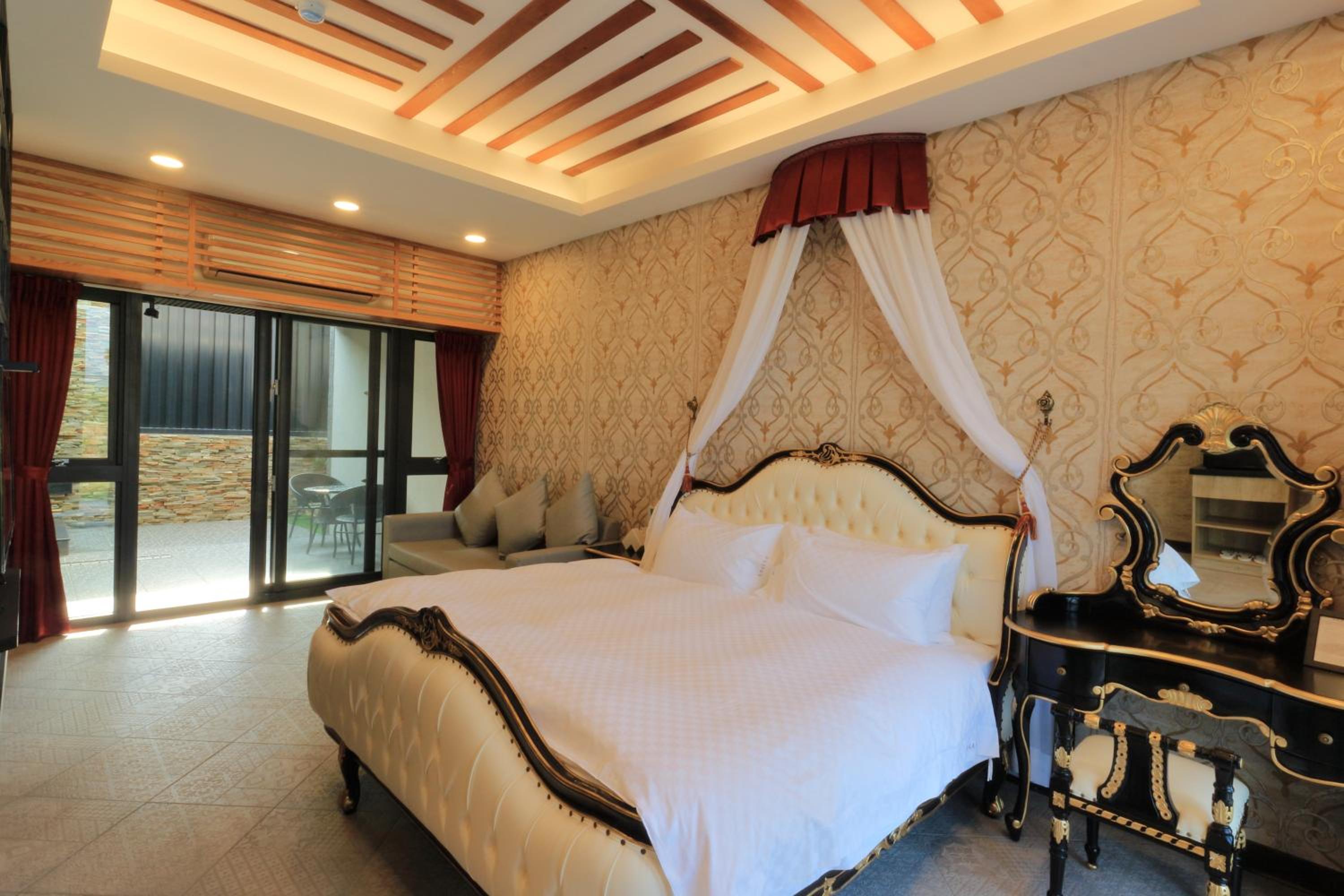 Queen Room photo 1