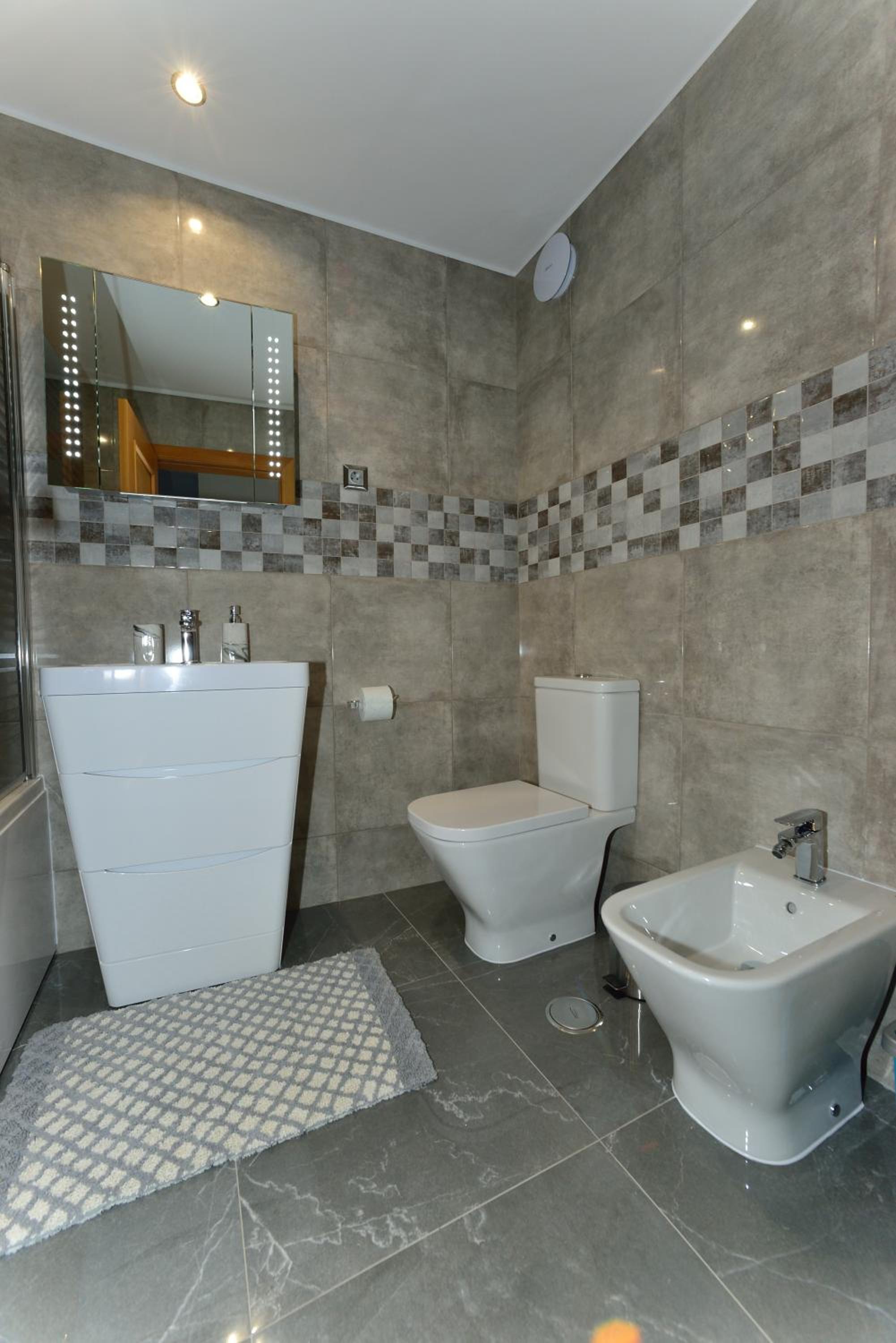 Superior One-Bedroom Apartment - Photo 13