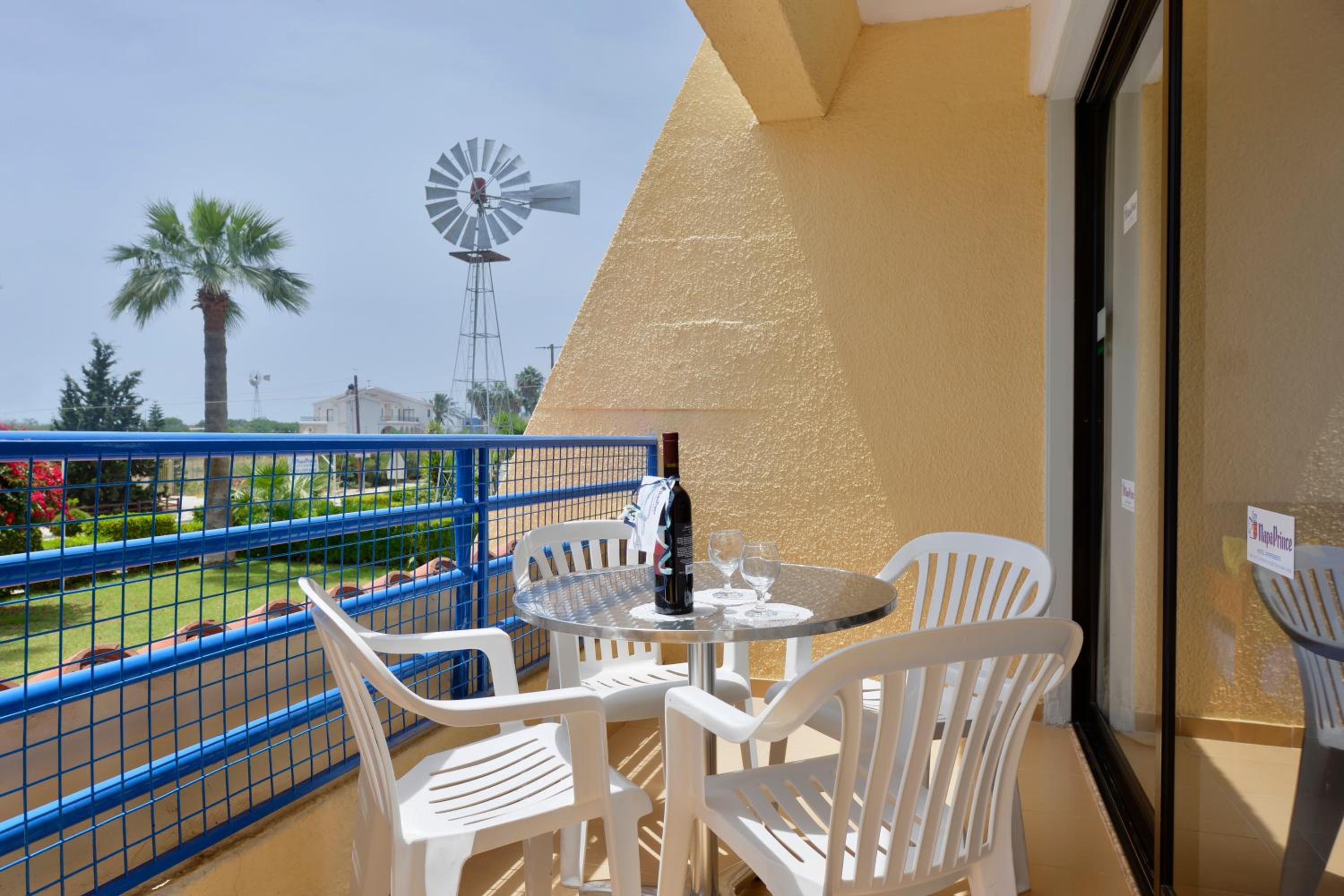 One-Bedroom Family Apartment with View - Photo 12