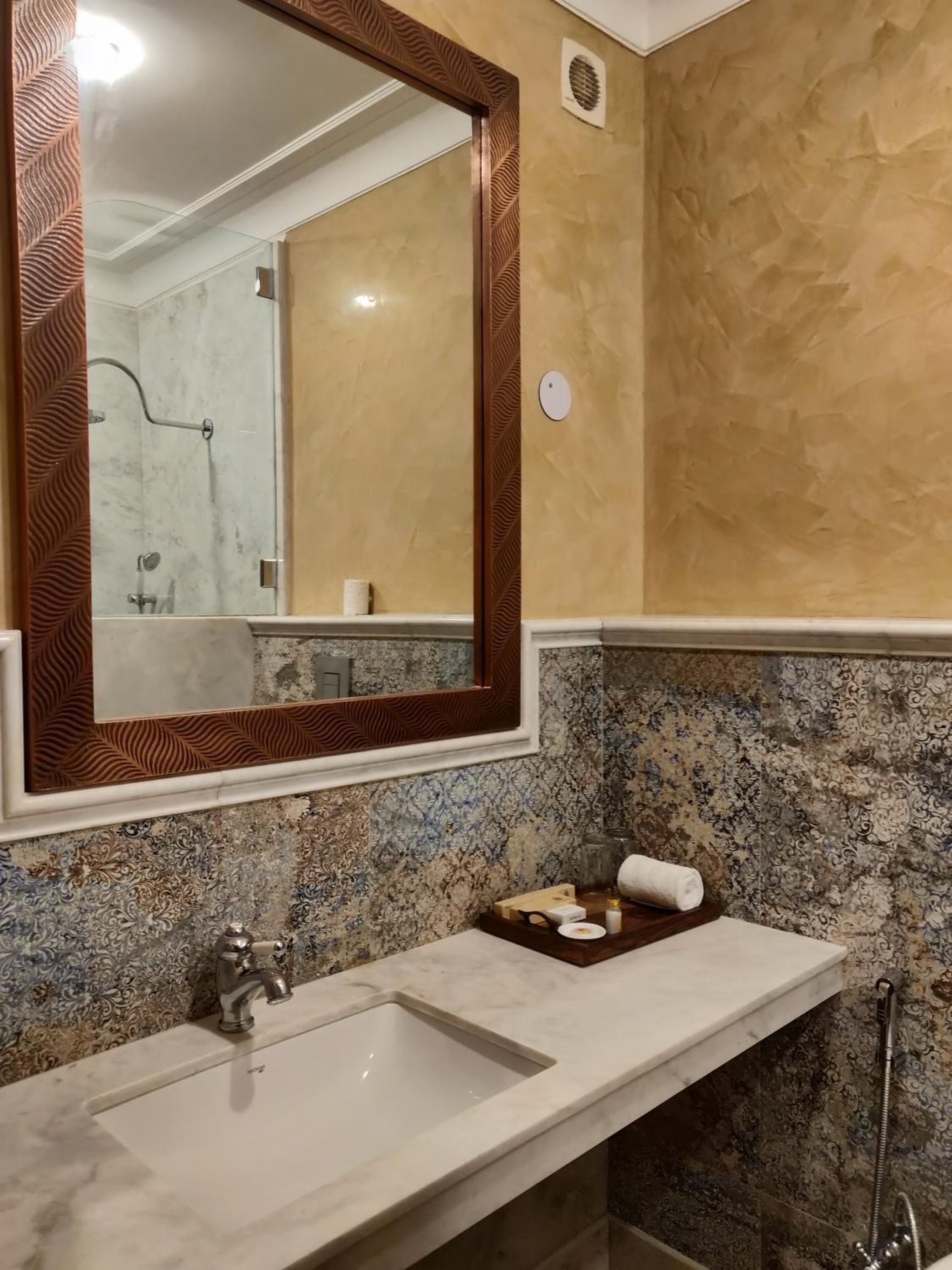 Royal Room King Size Bed: Enjoy Happy Hours with 2+1 offer, 20% off on F&B services,20% Off on Laundry service ,Free Pick up on Arrival only from Train or Bus station (8am-8pm) - Photo 6