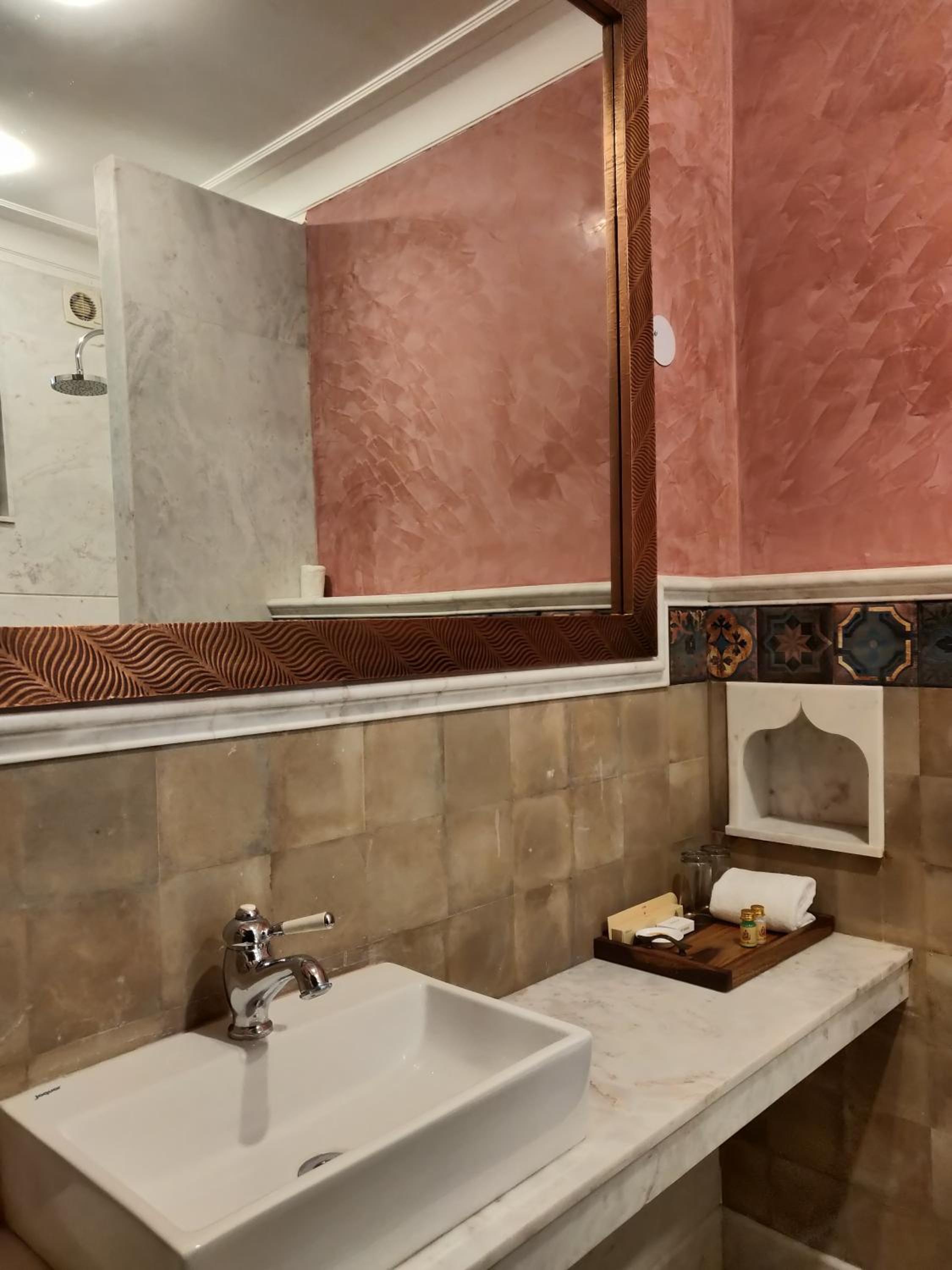 Royal Room King Size Bed: Enjoy Happy Hours with 2+1 offer, 20% off on F&B services,20% Off on Laundry service ,Free Pick up on Arrival only from Train or Bus station (8am-8pm) - Photo 4