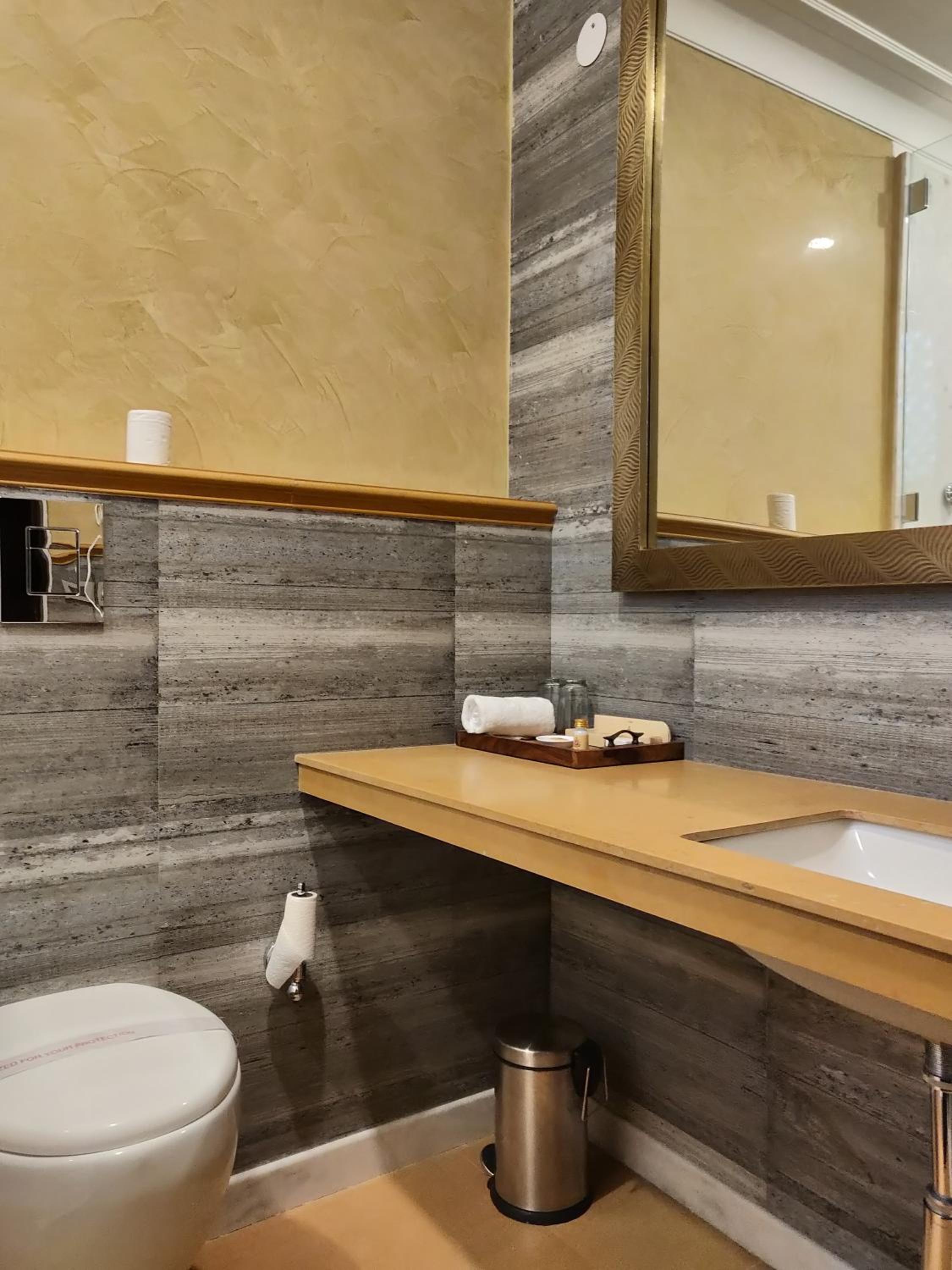 Royal Room King Size Bed: Enjoy Happy Hours with 2+1 offer, 20% off on F&B services,20% Off on Laundry service ,Free Pick up on Arrival only from Train or Bus station (8am-8pm) - Photo 2