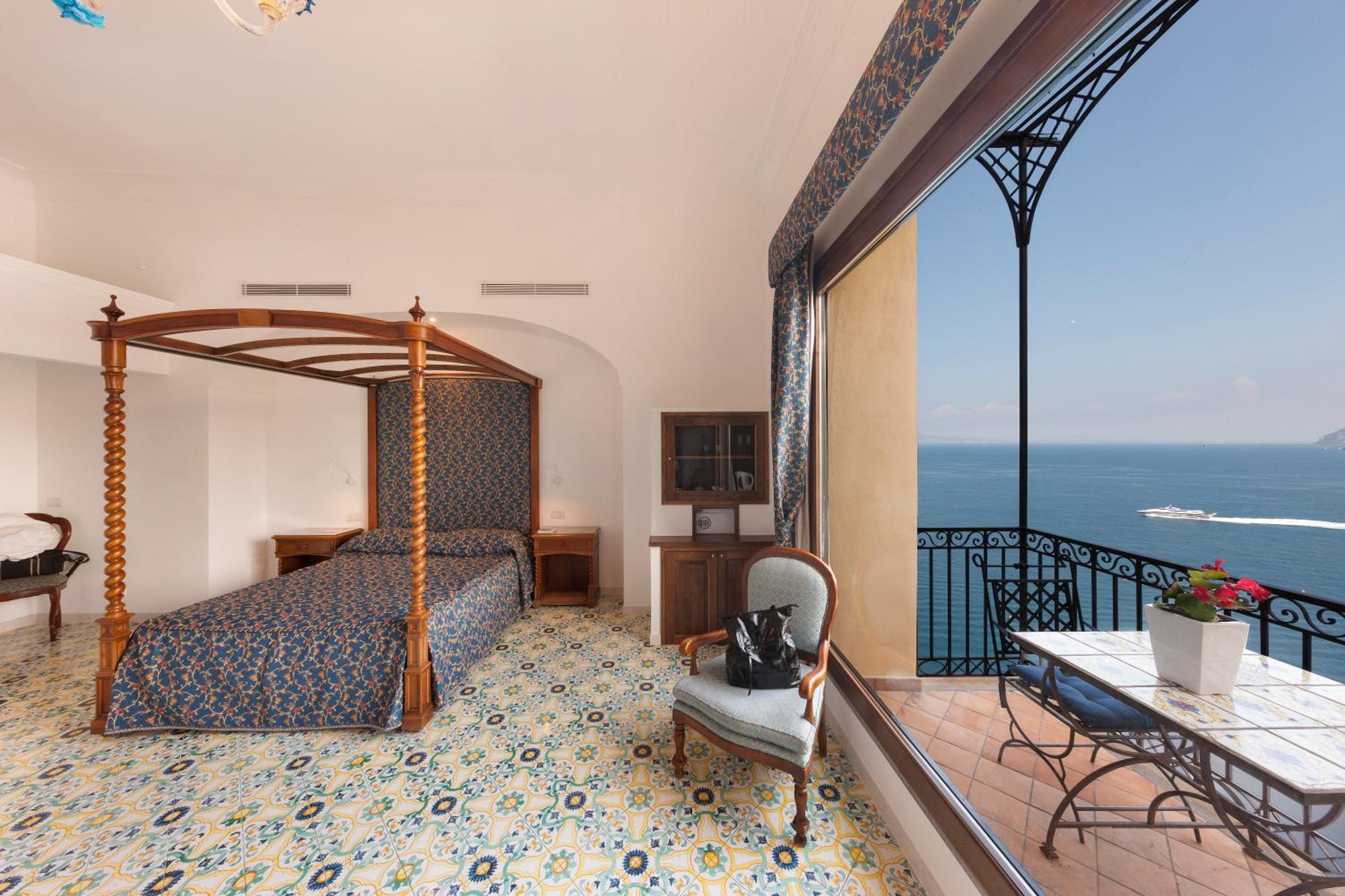 Junior Suite with Sea View - Photo 12