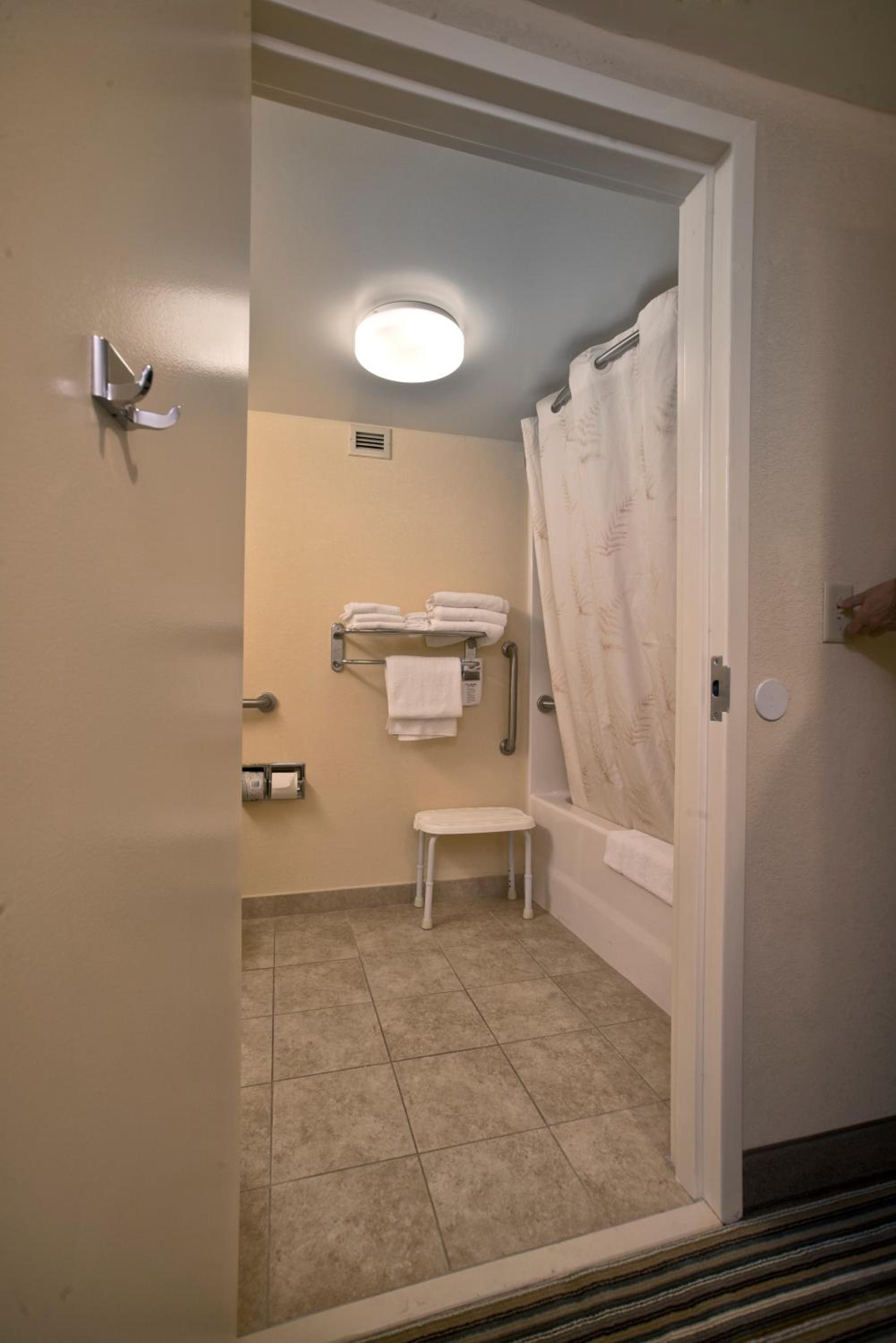 Double Room - Accessible/Non-Smoking - Photo 3