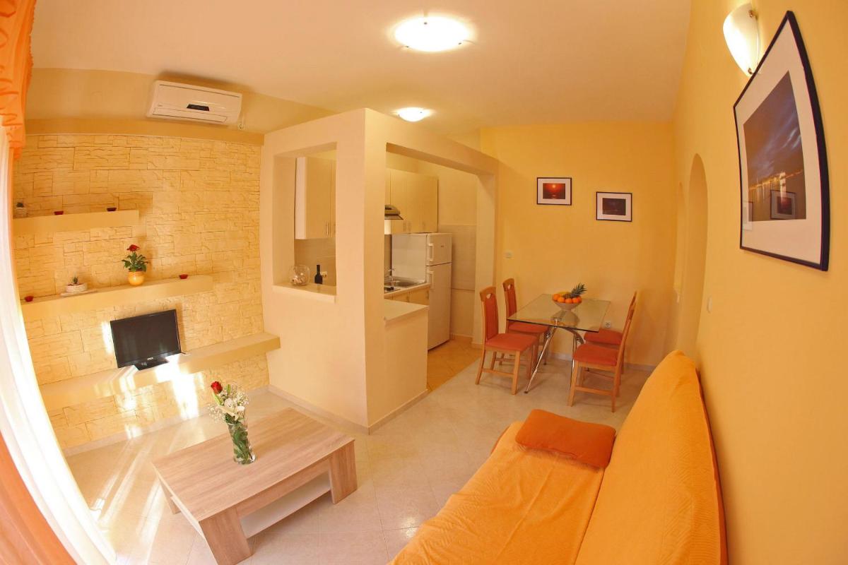 Two-Bedroom Apartment with Garden View photo 2