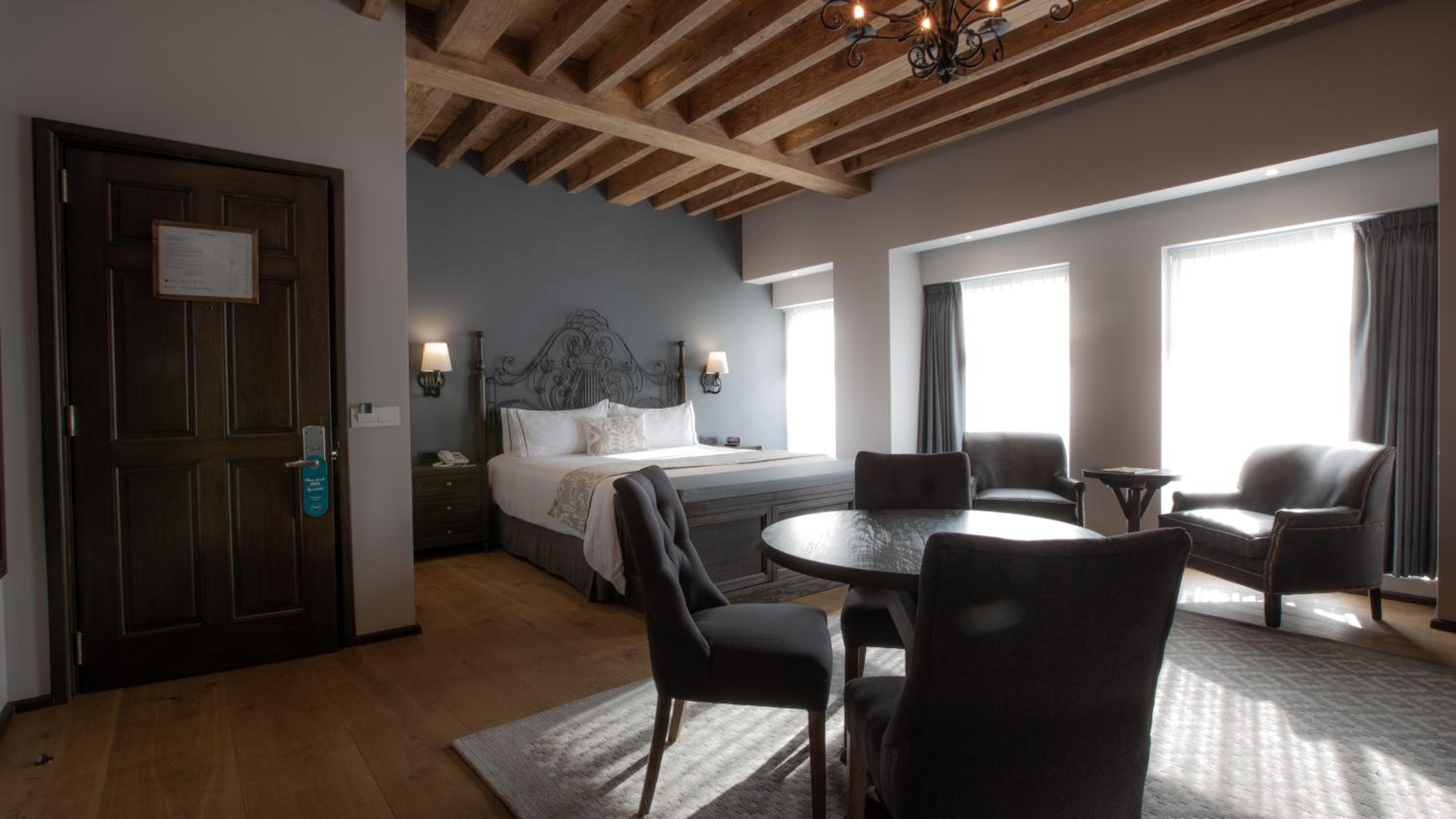 Junior Suite with City View thumbnail 5