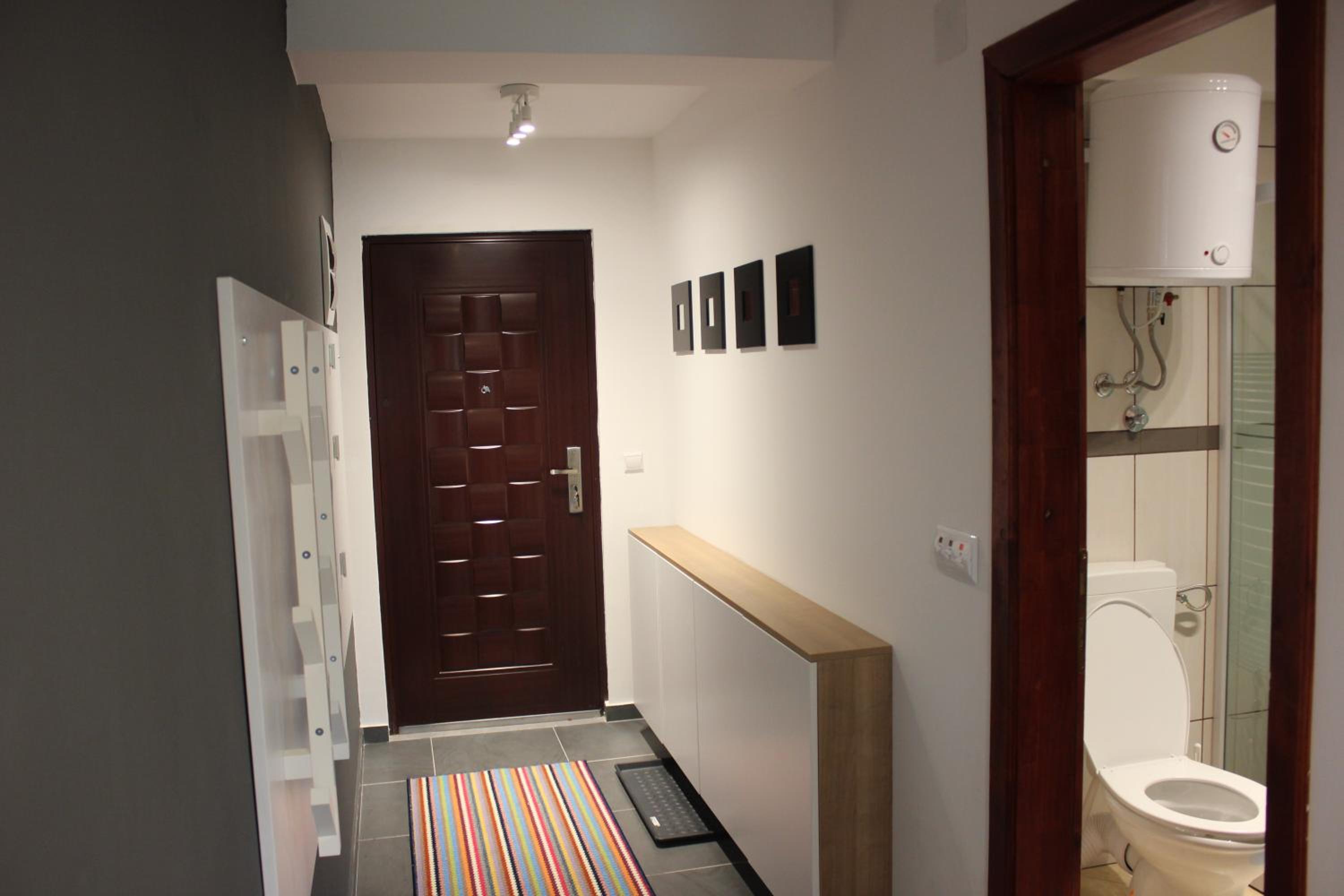 Apartment with Balcony - Photo 5