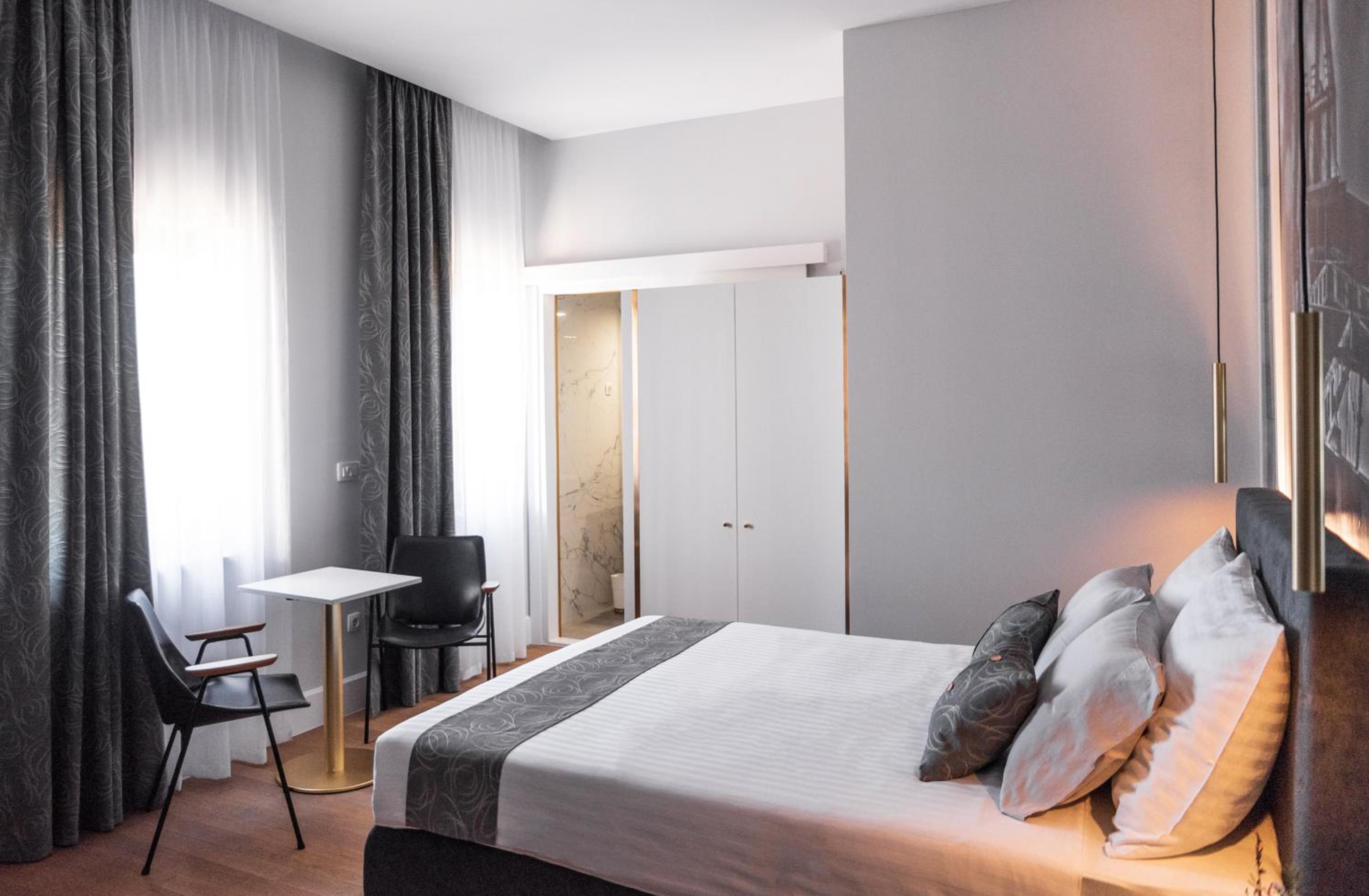 Deluxe Double Room with Sea View - Photo 6