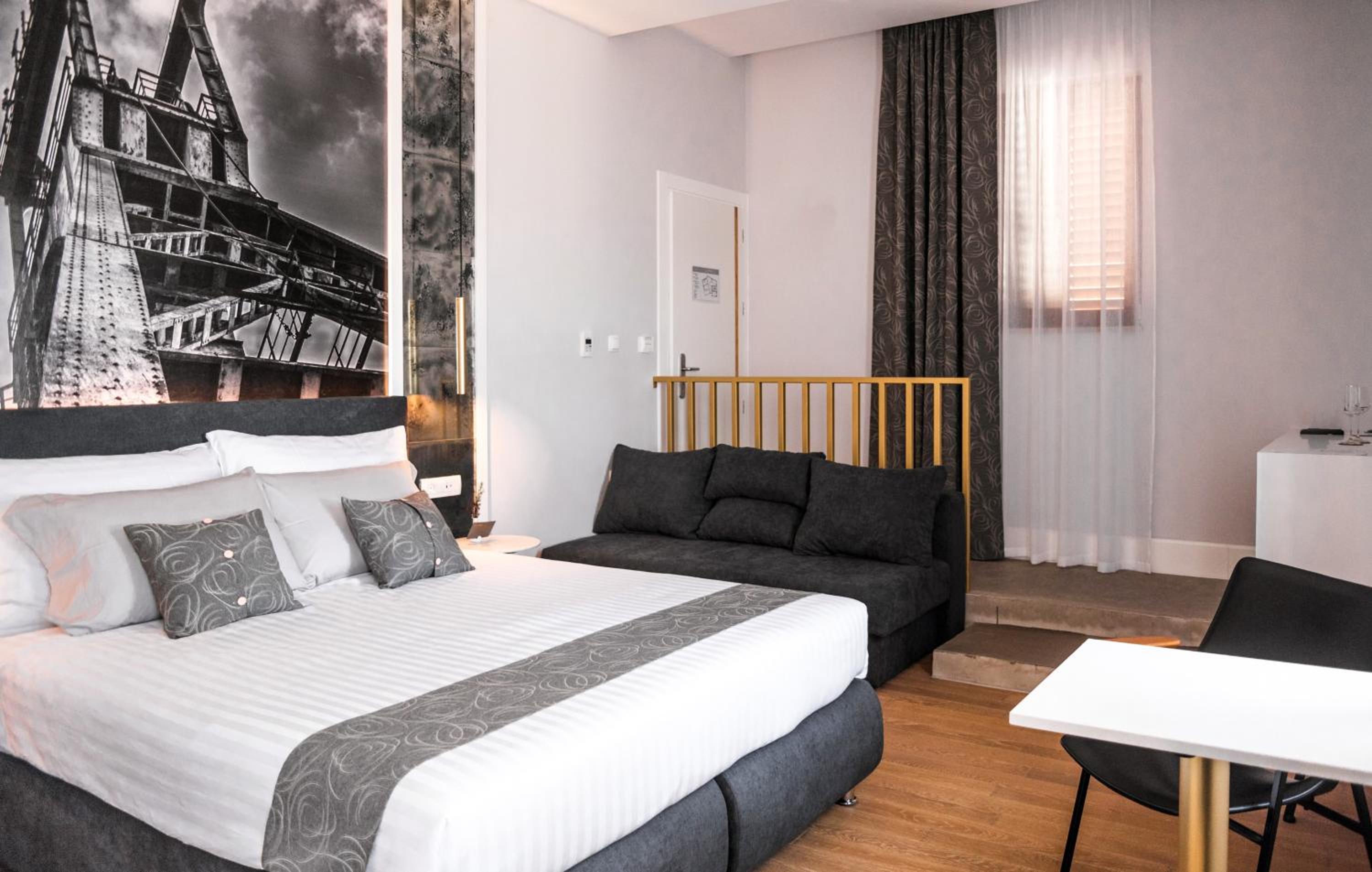 Deluxe Double Room with Sea View - Photo 10