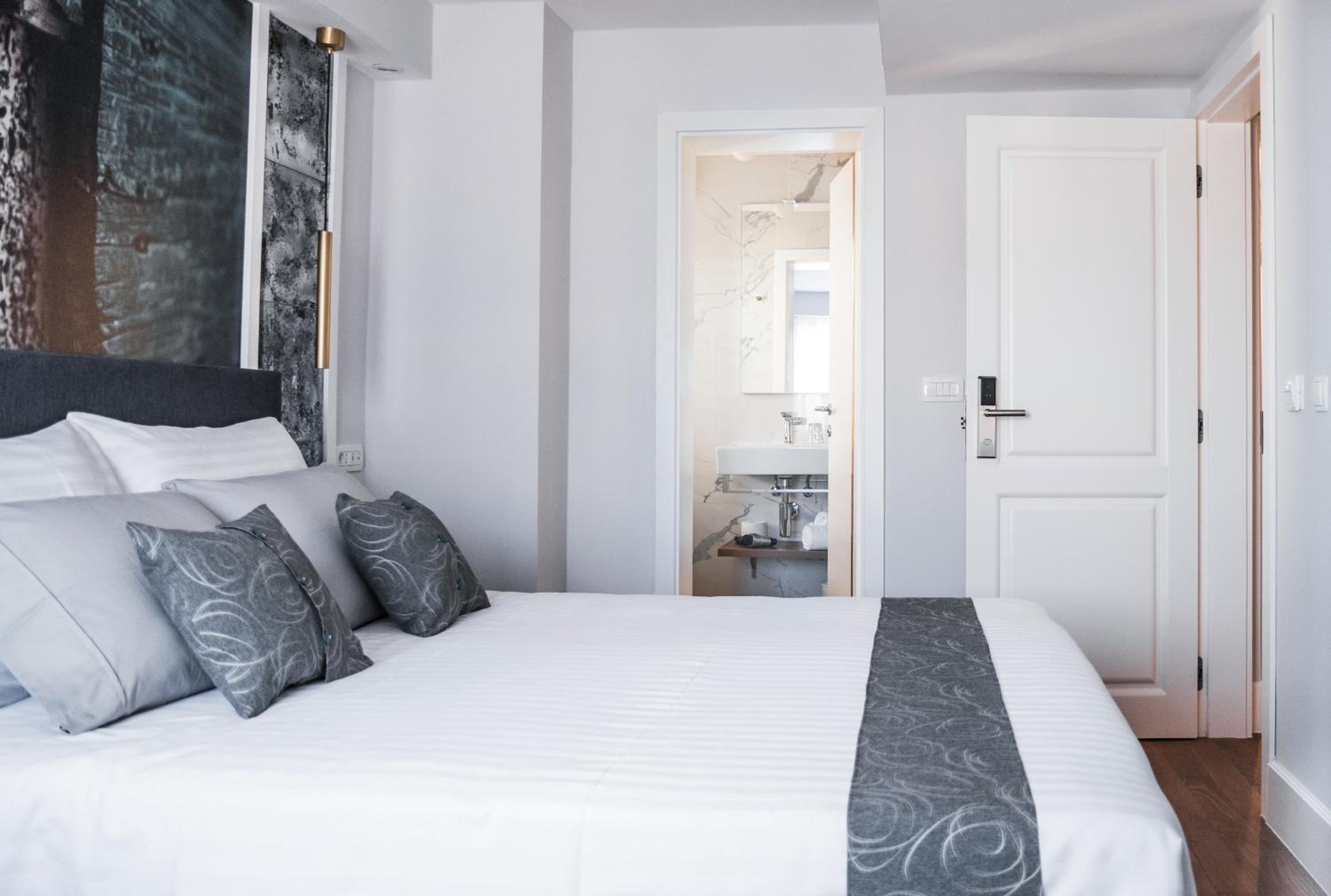 Deluxe Double Room - Photo 9