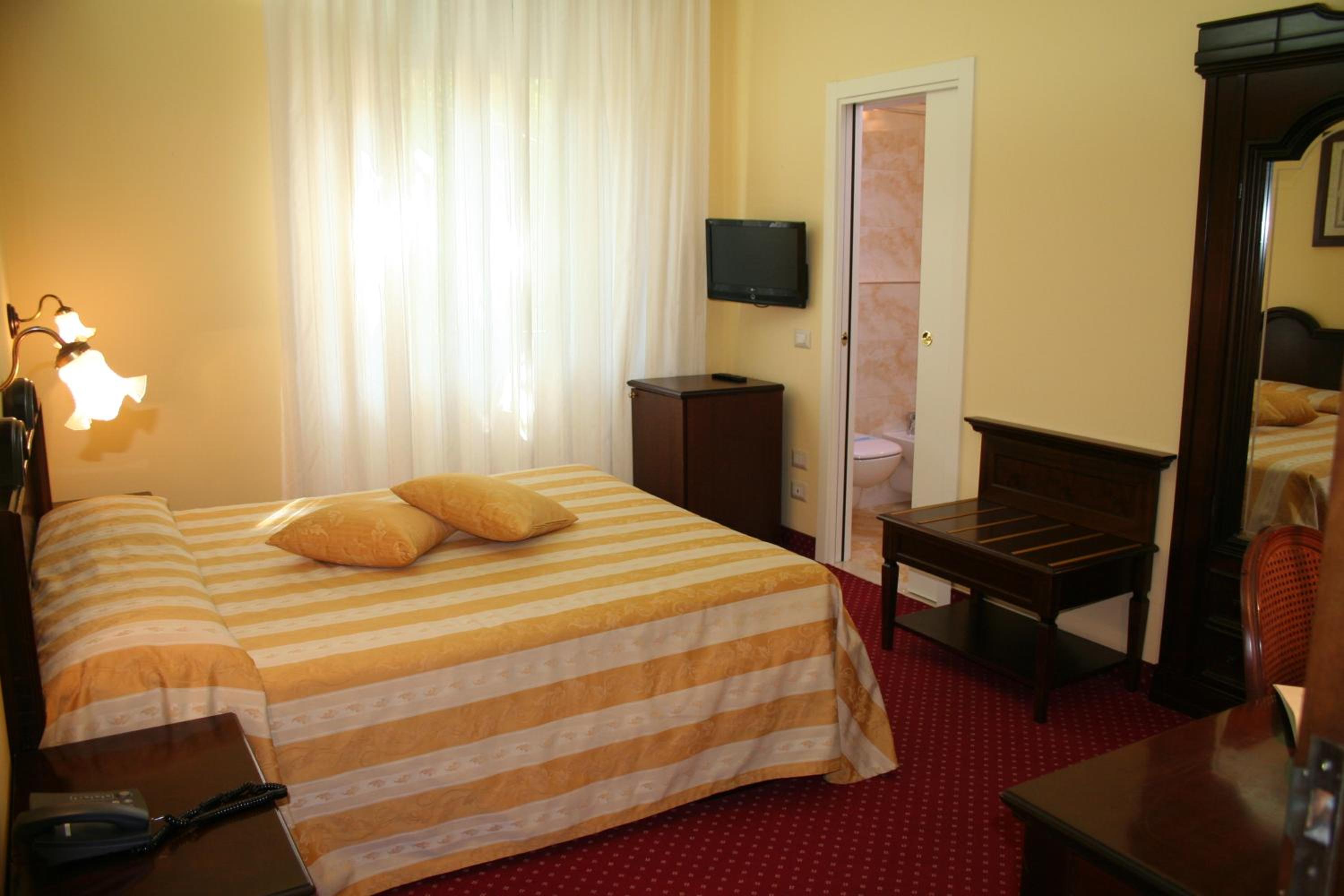 Standard Double or Twin Room - Photo 1