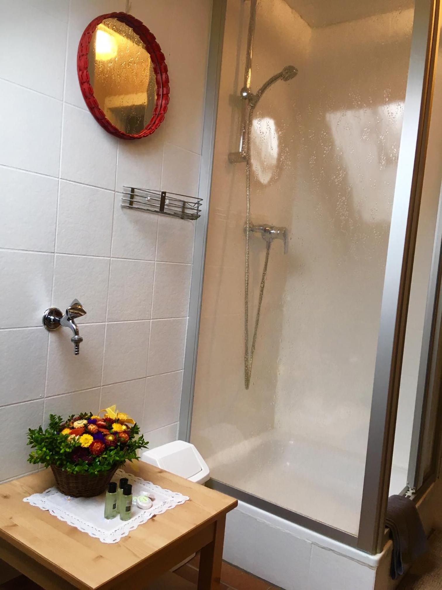 Single Room with Shared Shower and Toilet photo 3