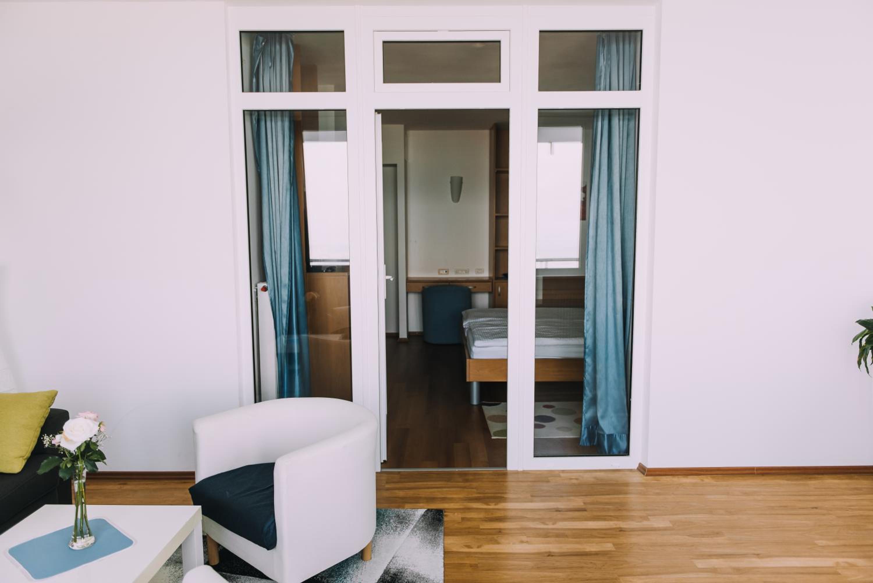 Junior Suite with Balcony - Photo 8