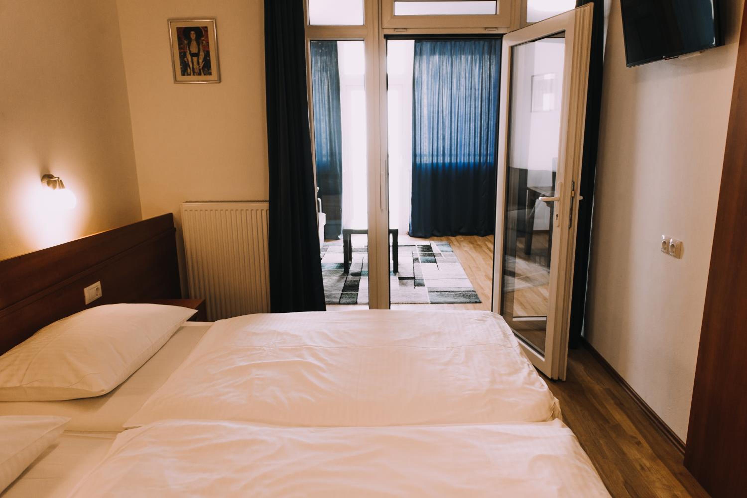 Junior Suite with Balcony - Photo 9