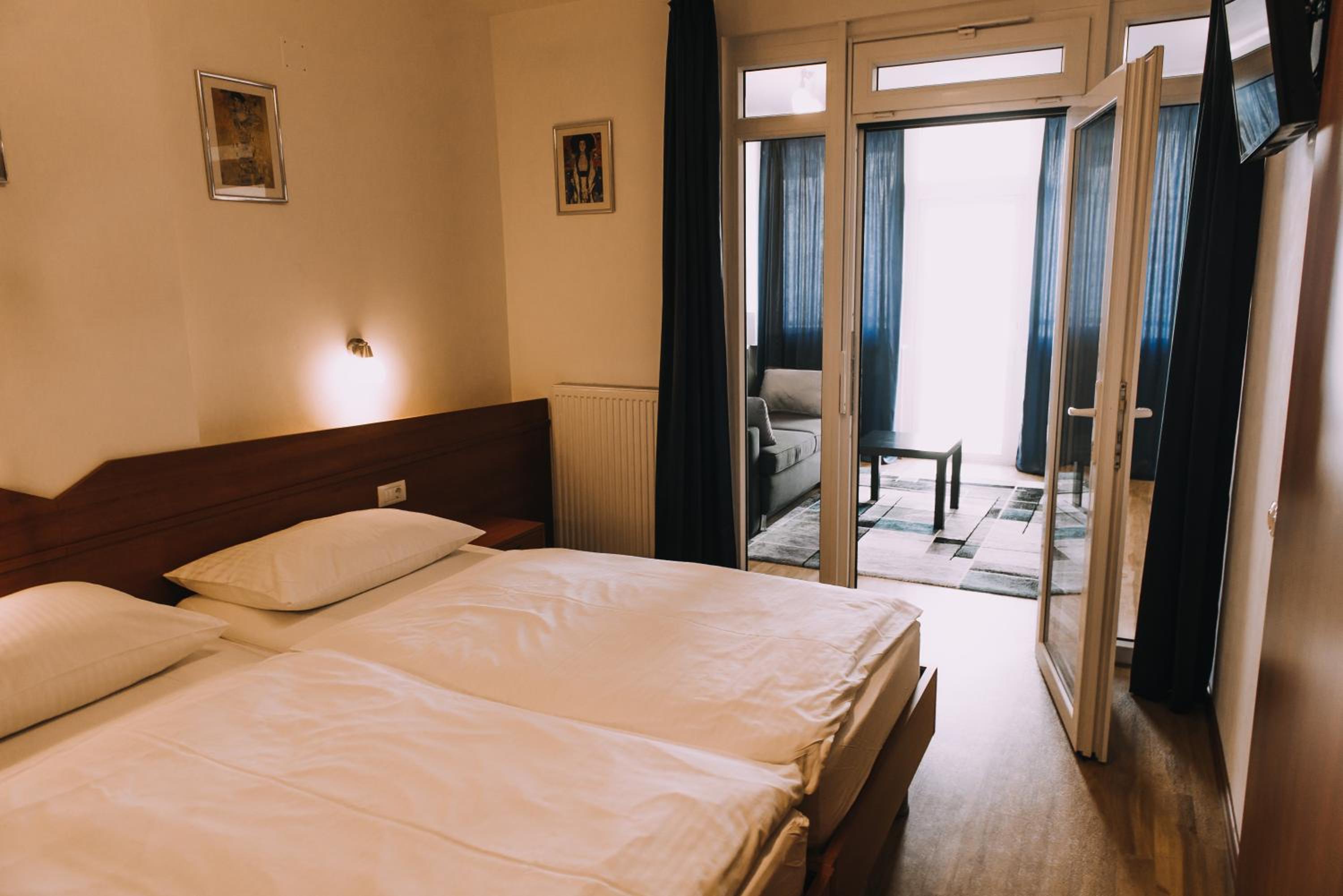 Junior Suite with Balcony - Photo 6