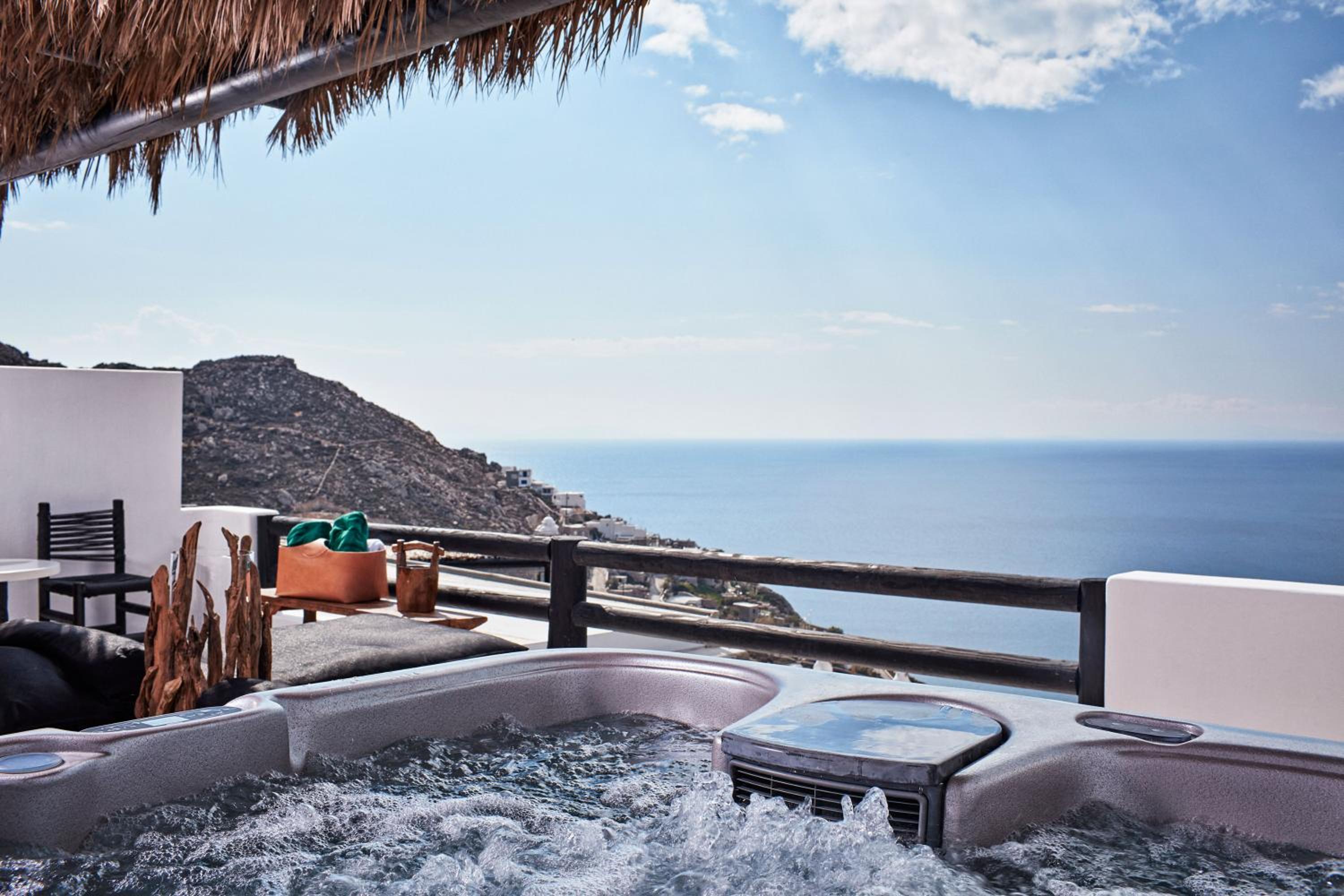 Grand Majestic Retreat Suite with Outdoor Hot Tub photo 3
