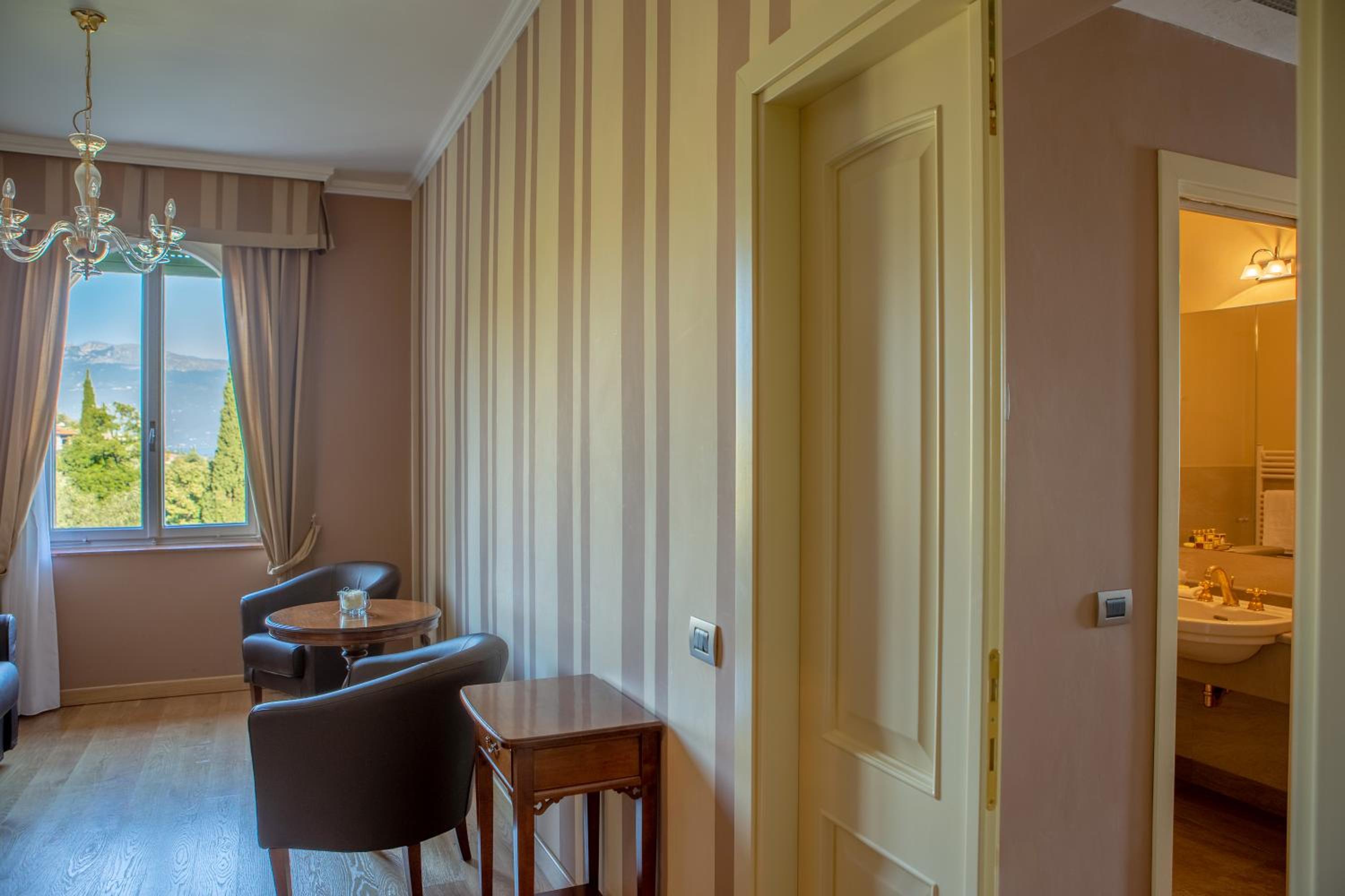 Junior Suite with Lake View - Photo 5