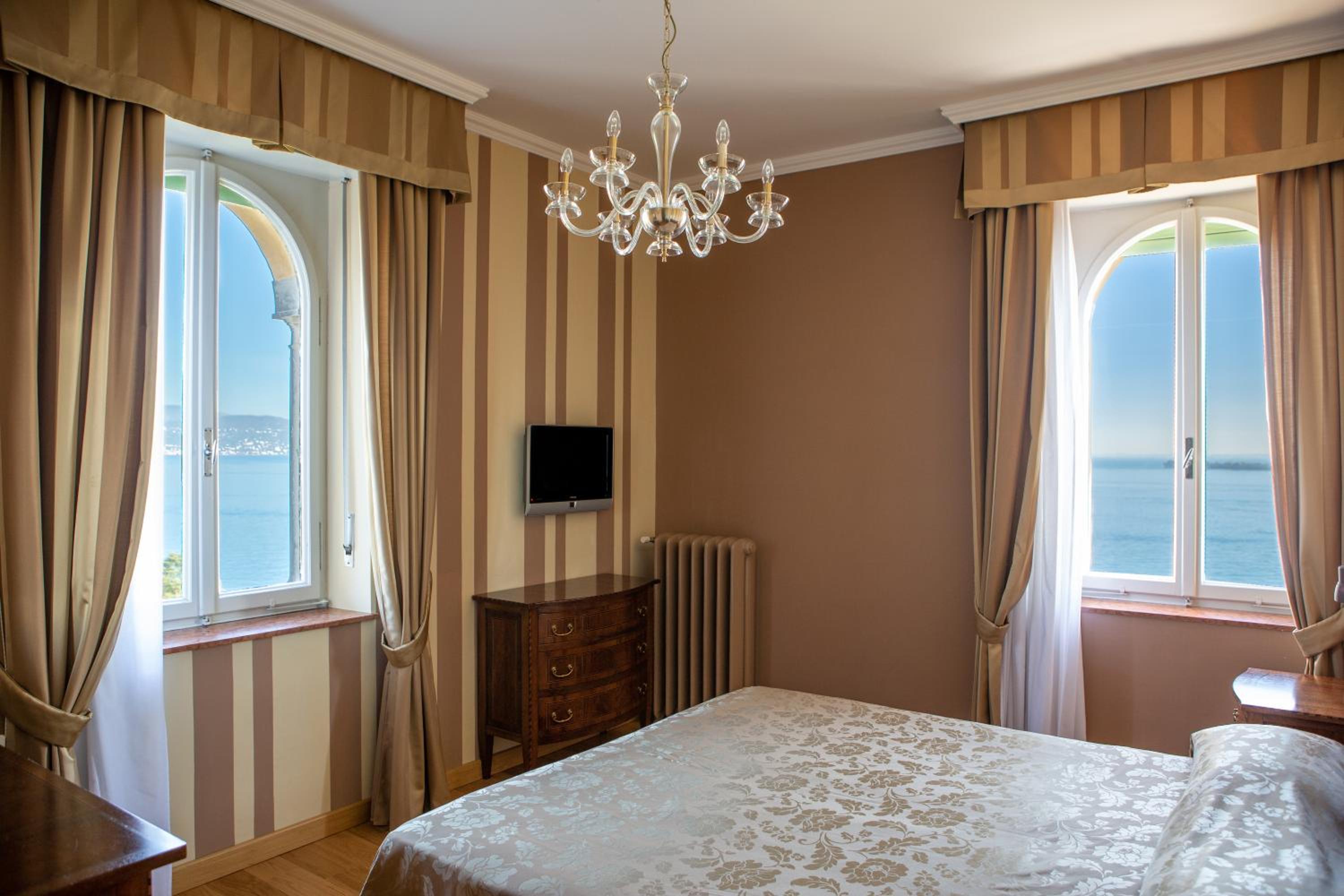 Junior Suite with Lake View - Photo 3